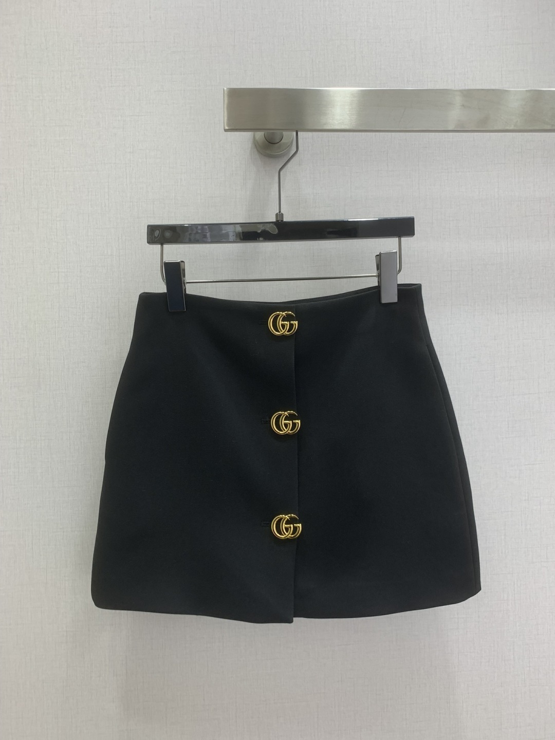 NO:716361,Highly recommended for the early spring of 26. Lapel hardware long-sleeved jacket. Hardware double G skirt. Separate batch. Jacquard lining. Classic shape. I fell in love at first sight. The pattern design can modify the neck line very well. The upper body temperament is immediately improved. Customized buttons. The pattern is very beautiful on the upper body. The color is super white. One color. SMLXL code. High quality, skirts, jackets & coats,19860909强烈推荐 26早春新款 翻领五金长袖外套五金双G半裙 分开批 提花里衬 经典造型 一眼就爱上了,版型设计能很好的修饰颈部线条,上身气质立马提升,定制纽扣,版型上身巨好看,颜色超显白 一个色 SMLXL码 高品,,skirts,jackets & coats,,Women's clothing