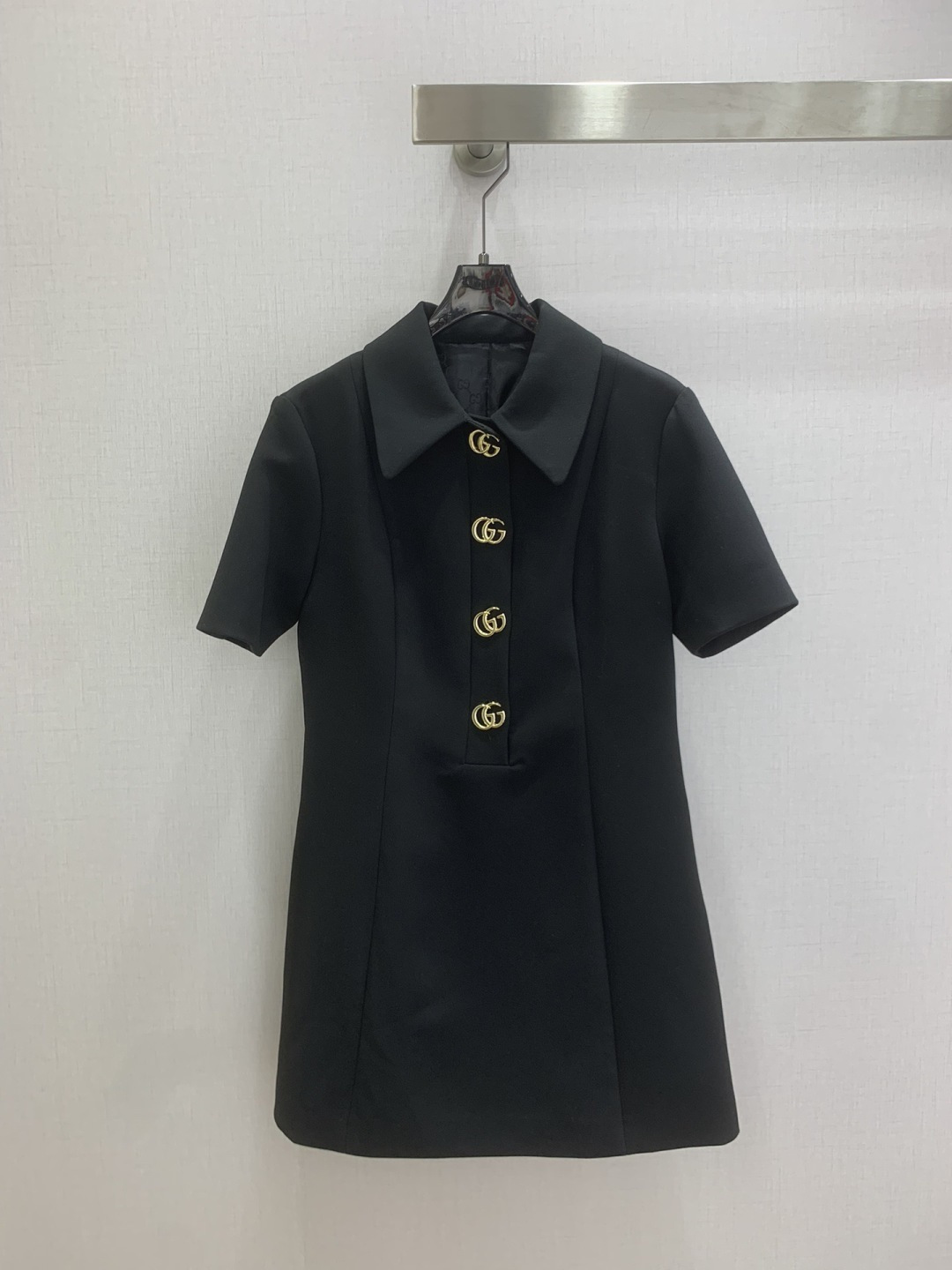 NO:716373,Highly recommended 26 early spring new model, lapel slim fit hardware short-sleeved dress, jacquard lining, classic shape, I fell in love with it at first sight, the pattern design can modify the neck line very well, and the upper body temperament is immediately improved, custom buttons, the pattern is very beautiful on the upper body, the color is super white, one color SMLXL code, high quality ABC, skirts, T-shirt,19860909强烈推荐 26早春新款 翻领修身五金短袖连衣裙 提花里衬 经典造型 一眼就爱上了,版型设计能很好的修饰颈部线条,上身气质立马提升,定制纽扣,版型上身巨好看,颜色超显白 一个色 SMLXL码 高品质ABC,,skirts,T-shirt,,Women's clothing