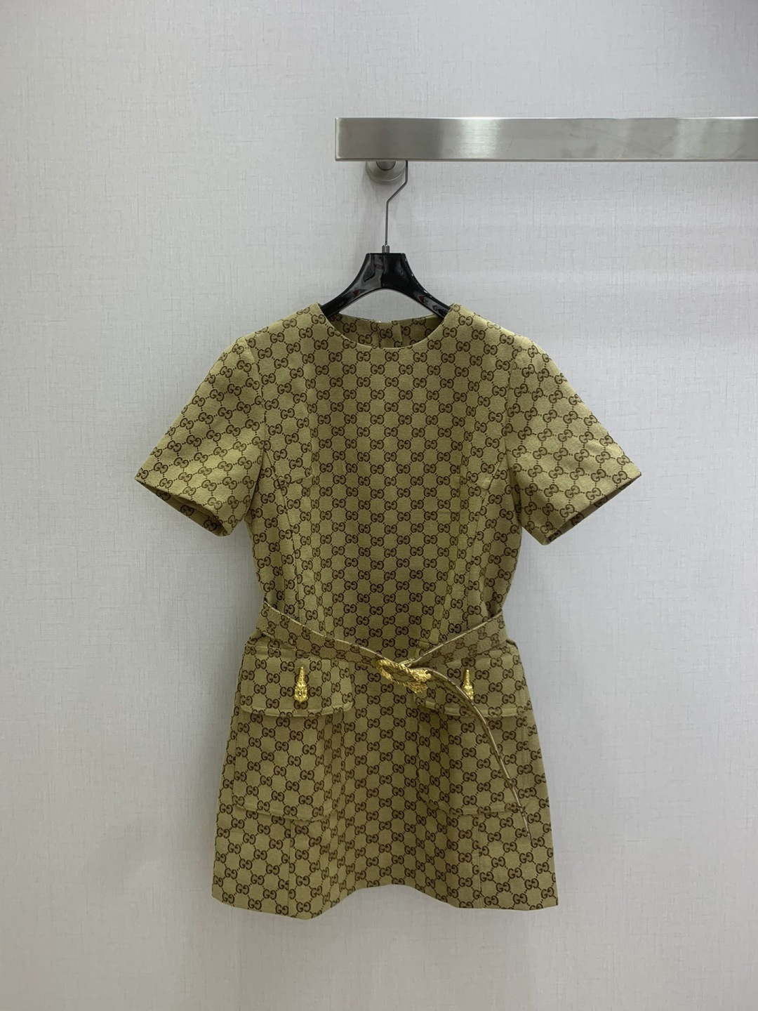 NO:716381,Highly recommended for the early spring of 26, the presbyopia belt short-sleeved dress. I fell in love with the high-end handmade workshop series at first sight. Very high-end imported high-density texture. Full-body jacquard fabric. Look at the details carefully. The upper body is very sassy, ​​clean and classy. It enhances the temperament~~ It is completely in accordance with the high-end ready-to-wear standards. I can't help but love it. The temperament MM must buy it. One color SML code, high-quality ABC, skirts, T-shirt,19860909强烈推荐 26早春新款 老花腰带短袖连衣裙 一眼爱上高级手工坊系列款 非常高级的进口高密度质地 满身提花面料 仔细看细节 上身非常飒 干净有品 提气质~~完全按照高定成衣水准 无法不爱 气质MM必入 一个色 SML码 高品质ABC,,skirts,T-shirt,,Women's clothing