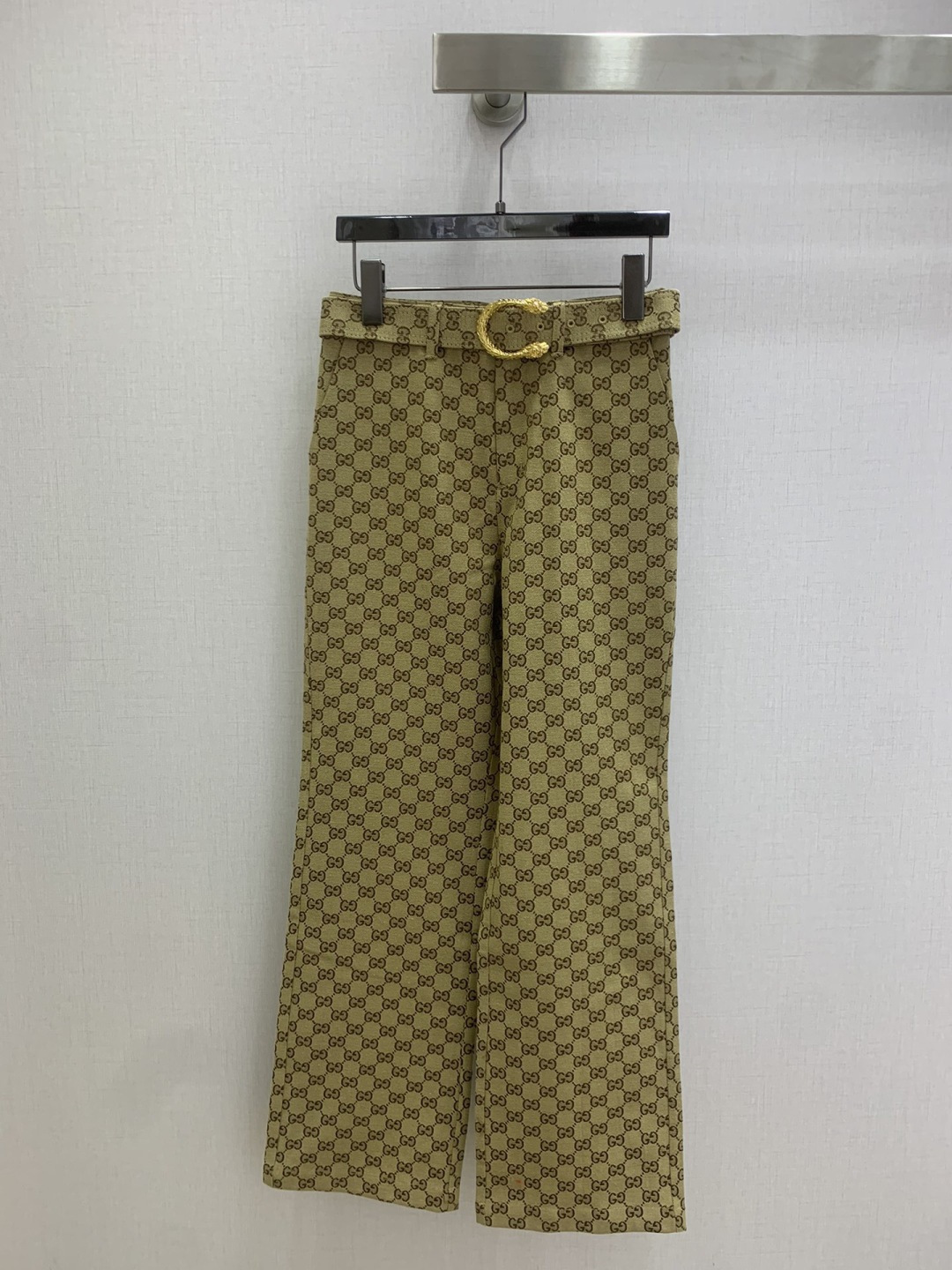 NO:716385,Highly recommended for the early spring of 26. Presbyopic belted straight trousers. I fell in love with the high-end handmade workshop series at first sight. Very high-end imported high-density texture. Full-body jacquard fabric. Look at the details carefully. The upper body is very sassy. Clean and classy. It enhances the temperament~~ It is completely in accordance with the level of high-end ready-to-wear. It is impossible not to love it. The temperament MM must buy it. One color SML code, high quality ABC,,19860909强烈推荐 26早春新款 老花腰带直筒长裤 一眼爱上高级手工坊系列款 非常高级的进口高密度质地 满身提花面料 仔细看细节 上身非常飒 干净有品 提气质~~完全按照高定成衣水准 无法不爱 气质MM必入 一个色 SML码 高品质ABC,,,Women's clothing