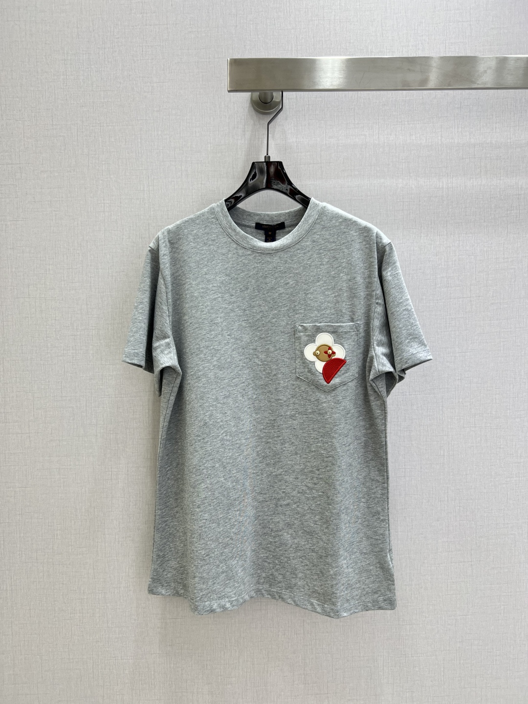 NO:717407,Highly recommended for the early spring of 26, the new pocket embroidered short-sleeved T-shirt is made of pure cotton, soft and comfortable, and super friendly for daily wear. The small chest pocket + embroidery is full of fun and recognizable. The gray color is versatile and can be easily matched with various styles. It can be held in casual or street style!  Loose cut, breathable and comfortable to wear in spring and summer. It is a classic LV series, fashionable and practical. Young people love one color. SML code. High quality ABC, Louis Vuitton, T-shirt, tees, t-shirt,19860909强烈推荐 26早春新款 口袋绣布短袖T恤,采用纯棉,柔软舒适,日常穿着超友好.胸前小口袋+刺绣,趣味满分又有辨识度 灰色百搭,轻松搭配各种风格,无论休闲还是街头都能hold住！宽松剪裁,春夏季节穿着透气又自在,是LV经典系列,时尚实用,年轻人超爱一个色 SML码 高品质ABC,,louis vuitton,T-shirt,tees，t-shirt,,Women's clothing