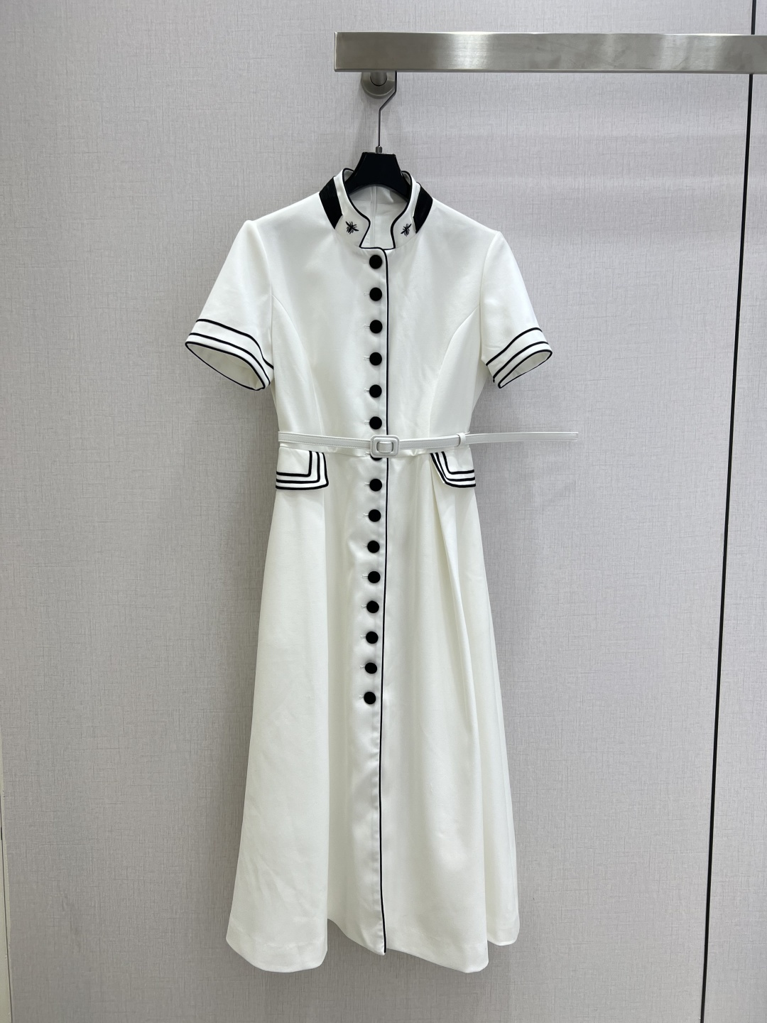NO:717415,Highly recommended for early spring 26, a small stand-up collar, college-style belted short-sleeved dress, white main color + black stripes, simple and recognizable. Short-sleeved shirt-style design, belted waist, modified body shape and super elegant. High-quality fabrics, comfortable to wear, suitable for formal occasions or high-end events. Navy style elements + classic tailoring, elegant and capable, easy to create a high-end look!  One color SMLXL code High quality ABC,,skirts,shirts,T-shirt,19860909强烈推荐 26早春新款 小立领学院风腰带短袖连衣裙 白色主色+黑色条纹,简约又有辨识度.短袖衬衫式设计,腰带束腰,修饰身形超显气质.高品质面料,穿着舒适,适合正式场合或高端活动.海军风元素+经典剪裁,优雅又干练,轻松打造高级感穿搭！一个色 SMLXL码 高品质ABC,,skirts,shirts,T-shirt,,Women's clothing
