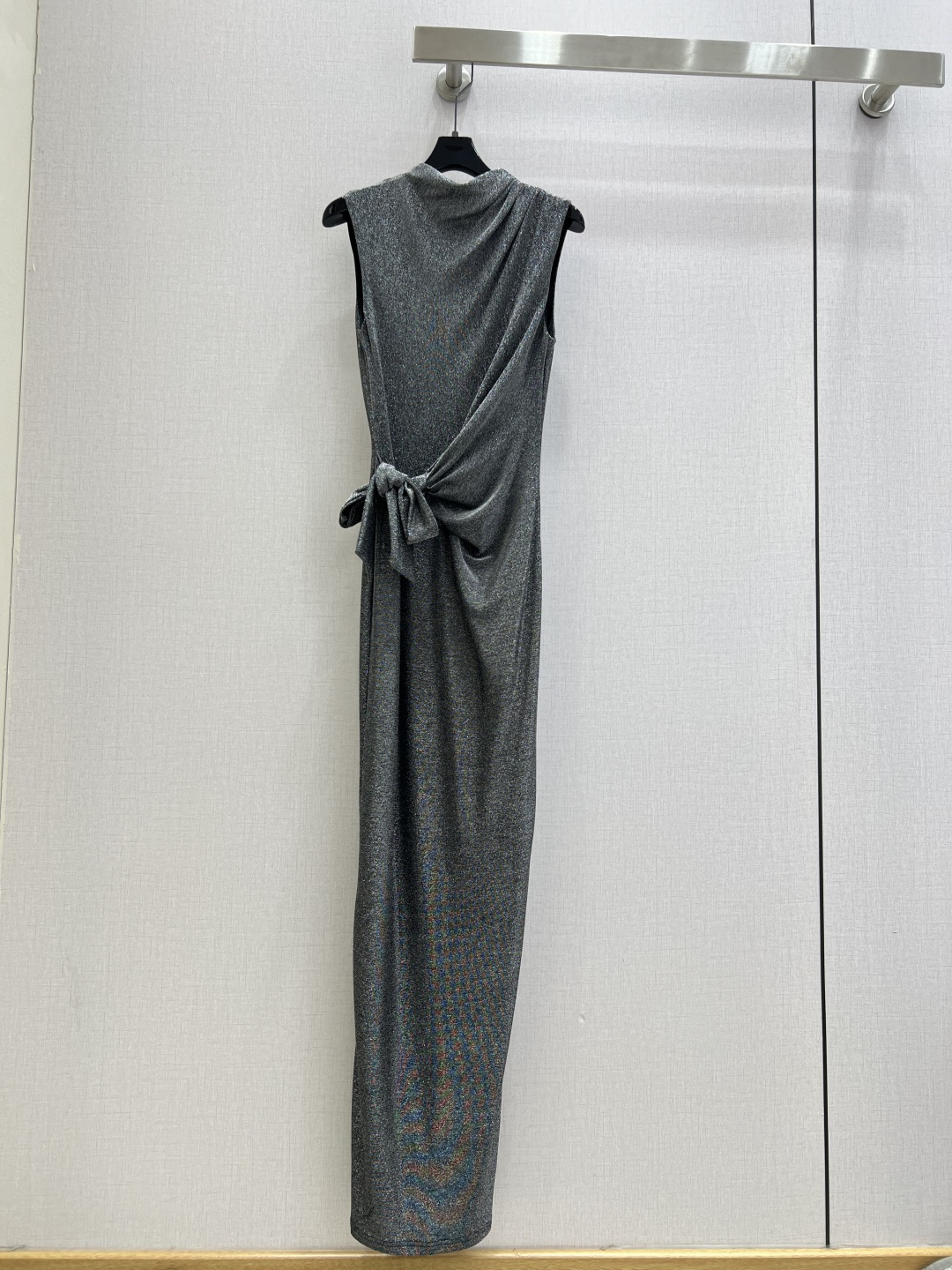 NO:717384,Highly recommended 26 early spring new style metallic gray wrap dress, stretch knit material, slim and slim, wrap design + waist tie, elegant and comfortable. Sleeveless long style, metallic gray low-key luxury, with shimmer, suitable for parties, dinners and other formal occasions. DVF classic wrap tailoring, showing female curves, easily adapts to various body types, is a practical and advanced light dress choice. Two colors SMLXL code, high quality AB,,skirts,19860909强烈推荐 26早春新款 金属灰裹身连衣裙,弹力针织材质,修身显瘦,裹身设计+腰部系带,优雅又舒适.无袖长款,金属灰色低调奢华,自带微光,适合派对、晚宴等正式场合.DVF经典裹身剪裁,展现女性曲线,轻松应对多种身材,是实用又高级的轻礼服选择 两个色 SMLXL码 高品质AB,,skirts,,Women's clothing