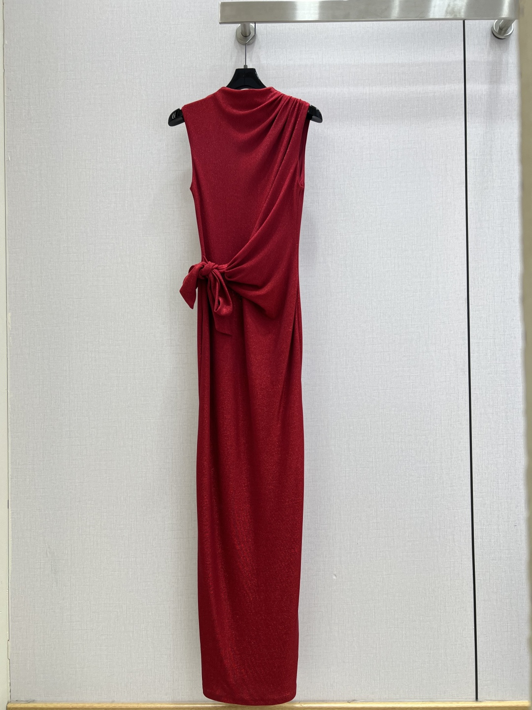 NO:717378,Highly recommended 26 early spring new gilt red wrap dress, stretch knit material, slim and slim, wrap design + waist tie, elegant and comfortable. Sleeveless long style, with built-in shimmer, suitable for parties, dinners and other formal occasions. DVF classic wrap tailoring, showing off female curves, easily adapts to various body types, is a practical and advanced light dress choice!  Two colors SMLXL code, high quality ABC,,skirts,19860909强烈推荐 26早春新款 鎏金红裹身连衣裙,弹力针织材质,修身显瘦,裹身设计+腰部系带,优雅又舒适.无袖长款,自带微光,适合派对、晚宴等正式场合.DVF经典裹身剪裁,展现女性曲线,轻松应对多种身材,是实用又高级的轻礼服选择！两个色 SMLXL码 高品质ABC,,skirts,,Women's clothing