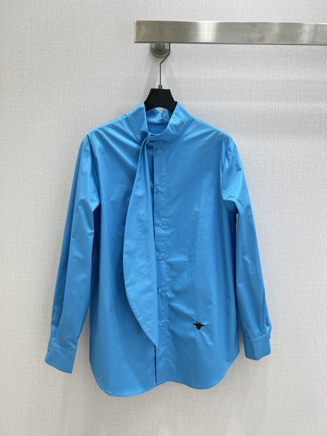 NO:717393,Highly recommended 26 early spring new style Little Bee embroidered shirt, made of high-count pure cotton, skin-friendly and breathable, super comfortable to wear!  Stand collar + loose fit, simple and elegant, the little bee embroidery in the lower left corner is super exquisite, perfect for commuting and formal occasions, looks great with skirts or cigarette pants, full of French romantic atmosphere~ Two colors SML code, high quality ABC,,skirts,shirts,19860909强烈推荐 26早春新款 小蜜蜂刺绣衬衫,采用高支纯棉,亲肤透气,穿着超舒适！立领+宽松版型,简约优雅,左下角小蜜蜂刺绣超精致细节满分,通勤、正式场合都能轻松驾驭,搭配半裙或烟管裤都很出彩,法式浪漫氛围感拉满～两个色 SML码 高品质ABC,,skirts,shirts,,Women's clothing