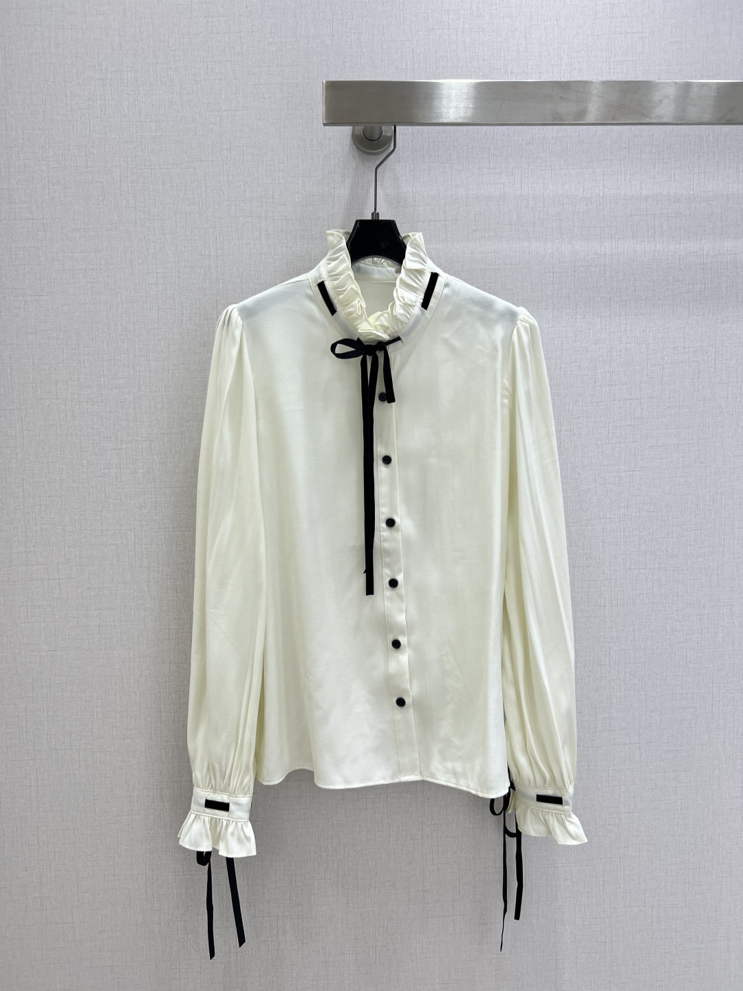 NO:717373,Highly recommended for the early spring of 26, French fungus collar tie-up shirt, embellished with black bows, elegant retro temperament, light chiffon fabric, soft and breathable, super comfortable to wear in spring and autumn. Fungus lace stand-up collar + lantern sleeve design, cuff tightening is more refined, black buttons and lace details enhance the sense of hierarchy. The loose version can be easily used for daily commuting, paired with a vest or skirt, you can switch between college style or French elegance, it is a versatile and practical wardrobe essential!  One color SML code high quality ABC,,skirts,shirts,19860909强烈推荐 26早春新款 法式木耳领系带衬衫,黑色蝴蝶结点缀,优雅复古气质满分轻薄雪纺面料,柔软透气,春秋穿超舒服.木耳花边立领+灯笼袖设计,袖口收紧更显精致,黑色纽扣和系带细节提升层次感.版型宽松,通勤日常都能轻松驾驭,搭配马甲或半身裙,学院风or法式优雅随心切换,是百搭实用的衣橱必备单品！一个色 SML码 高品质ABC,,skirts,shirts,,Women's clothing