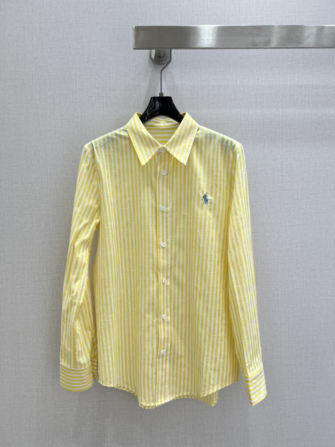 NO:717376,Highly recommended 26 early spring new style vertical striped linen shirt, classic 'old money style' item, linen material, breathable and comfortable, with natural pleats, casual and advanced stripes, refreshing and versatile, the pony logo on the chest is very recognizable, it is relaxed whether worn alone or as a coat, easy to create textured daily wear. Two colors SML code, high quality ABC, jackets & coats, shirts,19860909强烈推荐 26早春新款 竖条纹亚麻衬衫,经典“老钱风”单品,亚麻材质,透气舒适,带自然褶皱,随性又高级条纹清爽百搭,胸前小马logo超有辨识度,无论单穿还是做外套都很松弛感,轻松打造质感日常穿搭 两个色 SML码 高品质ABC,,jackets & coats,shirts,,Women's clothing