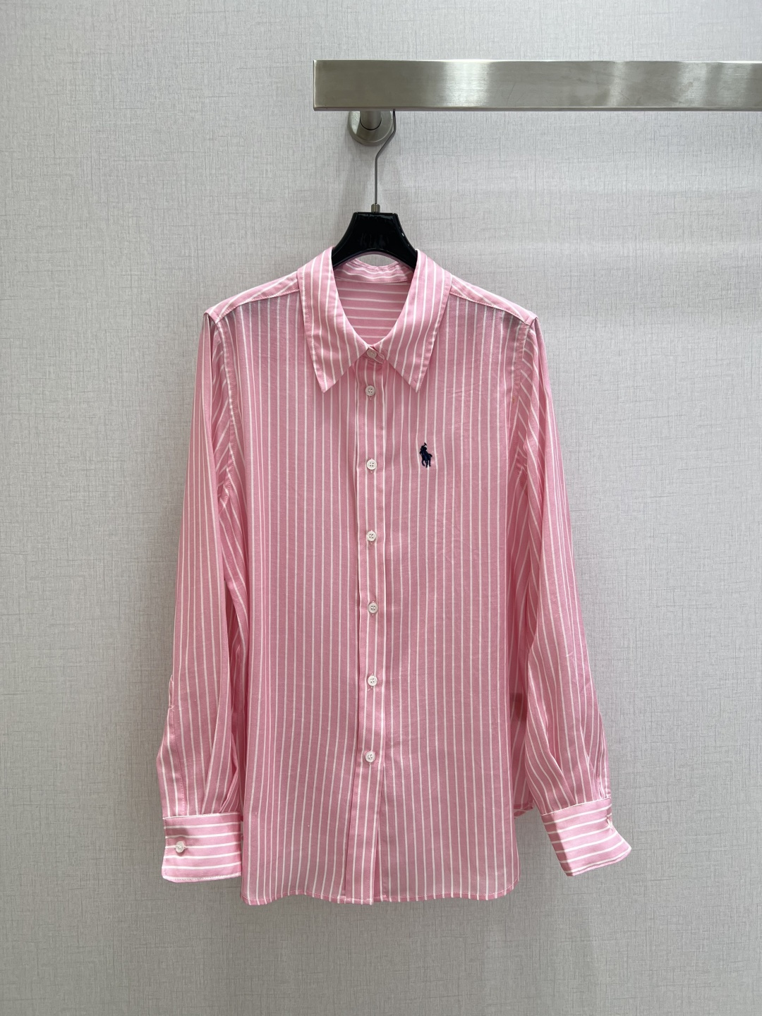 NO:717379,Highly recommended 26 early spring new striped linen shirt, made of linen, light and breathable, super comfortable to wear in spring and summer!  Vertical stripes + pony logo embroidery on the chest, full of brand sense, loose fit, lazy and casual, great when worn alone or layered. The natural texture of linen, high-end texture, has a taste for time-traveling~ It can be easily used for commuting, vacation, and daily life. Pair it with white pants or short skirts for a fresh and elegant look!  Two colors SML code high quality ABC,,skirts,shirts,19860909强烈推荐 26早春新款 条纹亚麻衬衫,亚麻材质,轻薄透气,春夏穿超舒服！竖条纹+胸口小马标刺绣,品牌感满满宽松版型,慵懒随性,单穿或叠搭都很出彩.亚麻自然纹理,质感高级,越穿越有味道～通勤、度假、日常都能轻松驾驭,搭白裤或短裙,清新优雅get！两个色 SML码 高品质ABC,,skirts,shirts,,Women's clothing