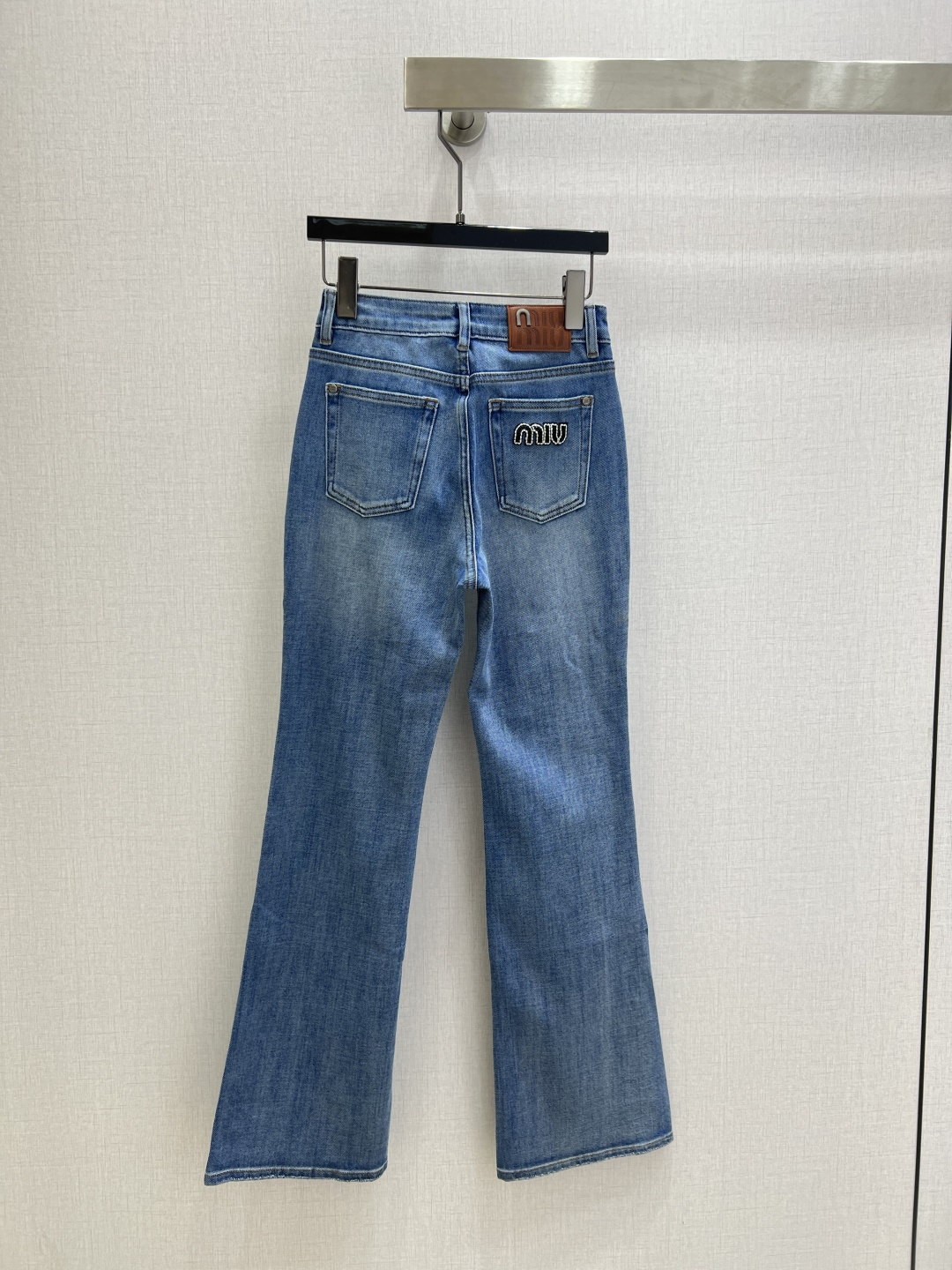 NO:717394,Highly recommended 26 early spring new style leather brand embroidered bootcut denim trousers, classic washed denim, soft and elastic, super comfortable to wear!  The slightly flared design makes the legs look slimmer and flattering, and is friendly to pear-shaped figures. The back pockets have exquisite embroidery and are full of details, making it easy to control for daily commuting and leisure. The light blue color is versatile and looks good with shirts, sweaters, and T-shirts. It can be worn in all seasons. It is a must-have and practical item in the wardrobe!  One color 2627282930 code high quality ABC, shirts, tees, t-shirt,19860909强烈推荐 26早春新款 皮牌绣品微喇牛仔长裤 经典水洗牛仔布,柔软有弹性,穿着超舒适！微喇设计,显瘦又修饰腿型,梨形身材友好.后袋有精致刺绣,细节满分,日常通勤、休闲都能轻松驾驭.浅蓝色百搭,随便配衬衫、针织衫、T恤都好看,四季都能穿,是衣橱必备实用单品！一个色 2627282930码 高品质ABC,,shirts,tees，t-shirt,,Women's clothing