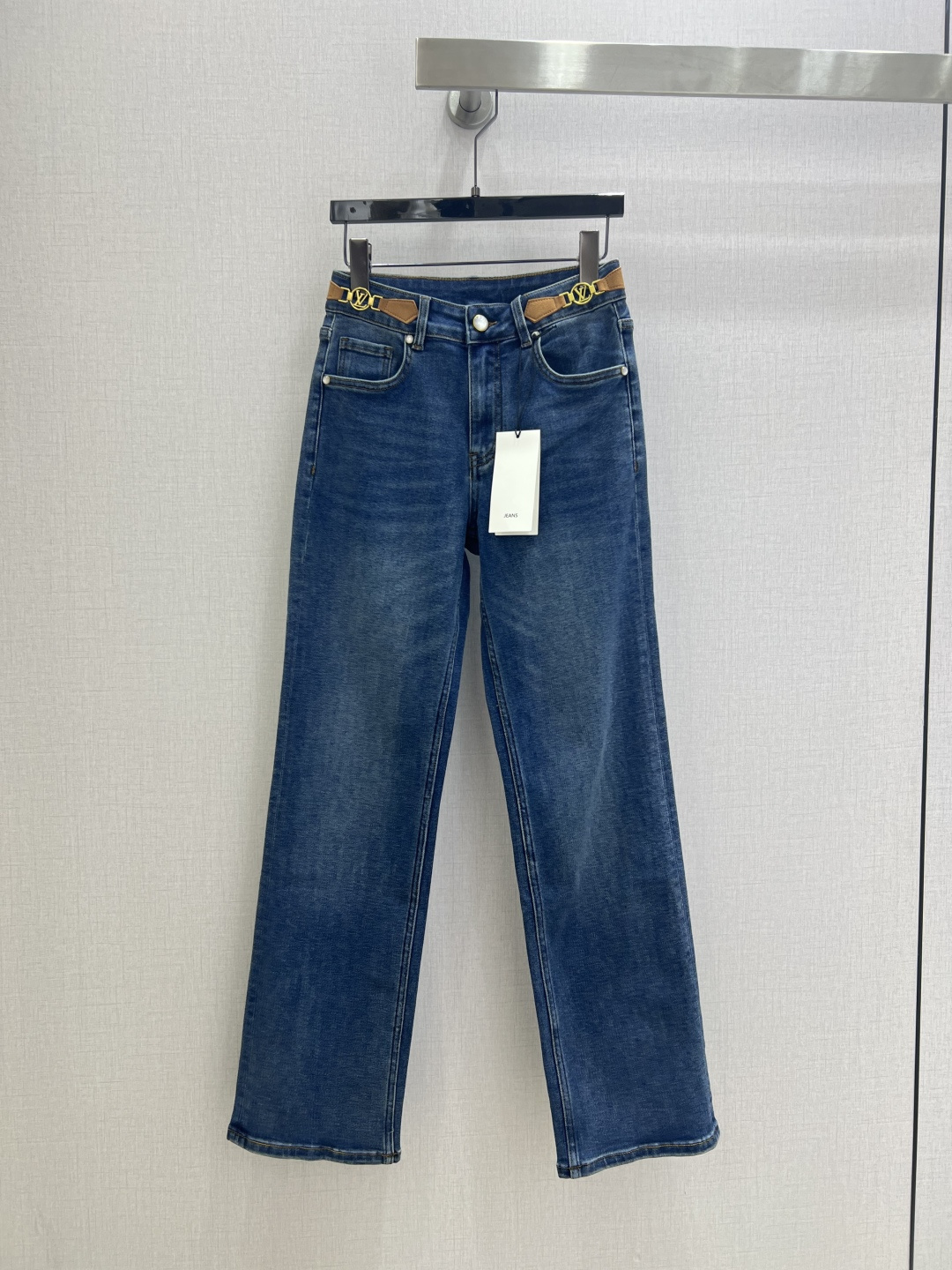 NO:717397,Highly recommended 26 early spring new leather buckle hardware straight denim trousers, classic washed denim, soft and elastic, super comfortable to wear!  High waist + loose straight design, slimming and flattering leg shape, pear-shaped body-friendly details, perfect for daily commuting and leisure. The light blue color is versatile and looks good with shirts, sweaters, and T-shirts. It can be worn in all seasons. It is a must-have and practical item in the wardrobe!  One color 2627282930 code high quality ABC, shirts, tees, t-shirt,19860909强烈推荐 26早春新款 皮扣五金直筒牛仔长裤 经典水洗牛仔布,柔软有弹性,穿着超舒适！高腰+宽松直筒设计,显瘦又修饰腿型,梨形身材友好细节满分,日常通勤、休闲都能轻松驾驭.浅蓝色百搭,随便配衬衫、针织衫、T恤都好看,四季都能穿,是衣橱必备实用单品！一个色 2627282930码 高品质ABC,,shirts,tees，t-shirt,,Women's clothing