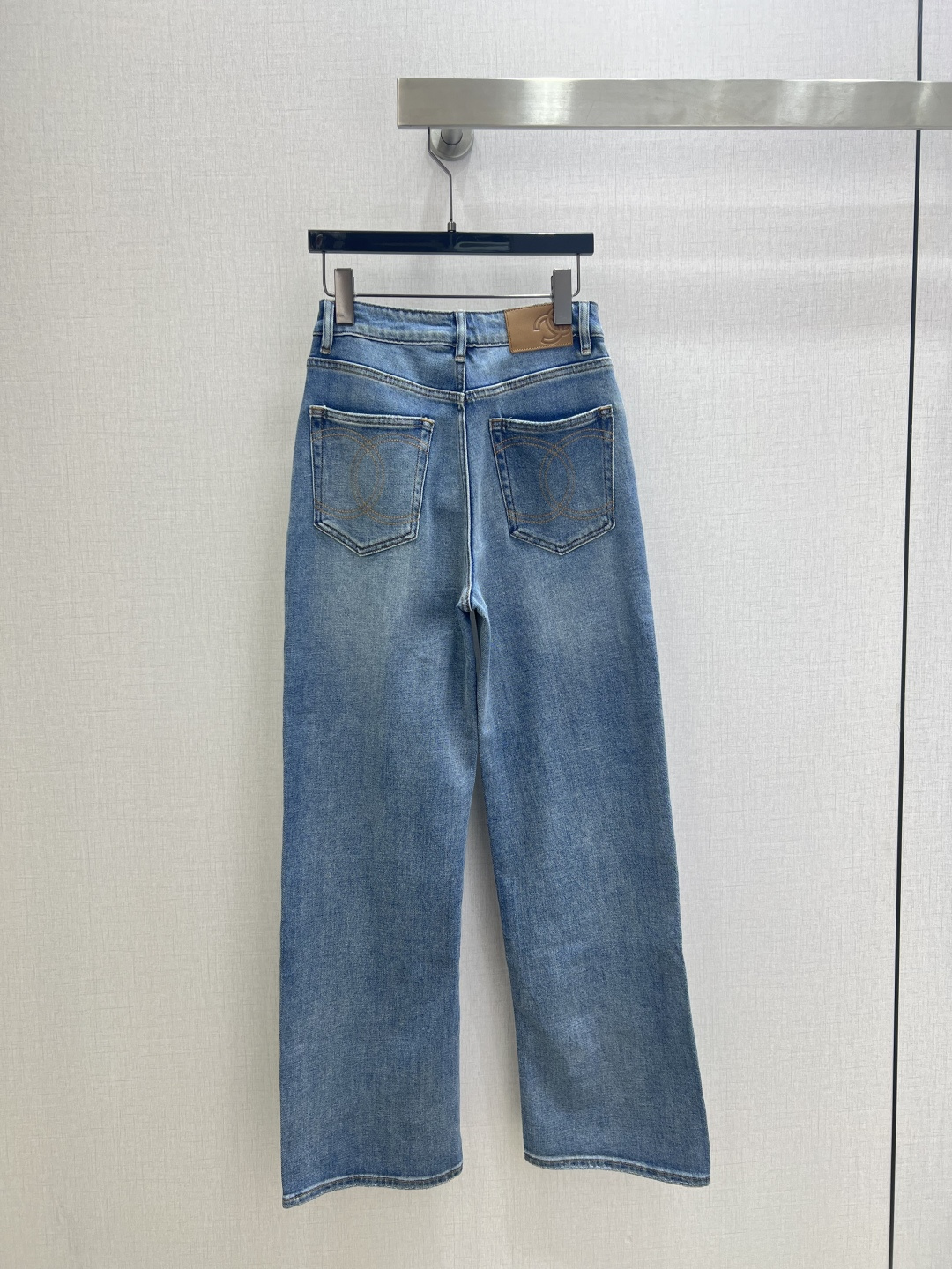 NO:717391,Highly recommended 26 early spring new leather brand woven straight denim trousers, classic washed denim, soft and elastic, super comfortable to wear!  High waist + loose straight design, slimming and flattering leg shape, friendly to pear-shaped figures. The back pocket has exquisite embroidery, perfect details, easy to control for daily commuting and leisure. The light blue color is versatile, it looks good with shirts, sweaters, and T-shirts. It can be worn in all seasons. It is a must-have and practical item in the wardrobe!  One color 2627282930 code high quality ABC, shirts, tees, t-shirt,19860909强烈推荐 26早春新款 皮牌织线直筒牛仔长裤,经典水洗牛仔布,柔软有弹性,穿着超舒适！高腰+宽松直筒设计,显瘦又修饰腿型,梨形身材友好.后袋有精致刺绣,细节满分,日常通勤、休闲都能轻松驾驭.浅蓝色百搭,随便配衬衫、针织衫、T恤都好看,四季都能穿,是衣橱必备实用单品！一个色 2627282930码 高品质ABC,,shirts,tees，t-shirt,,Women's clothing