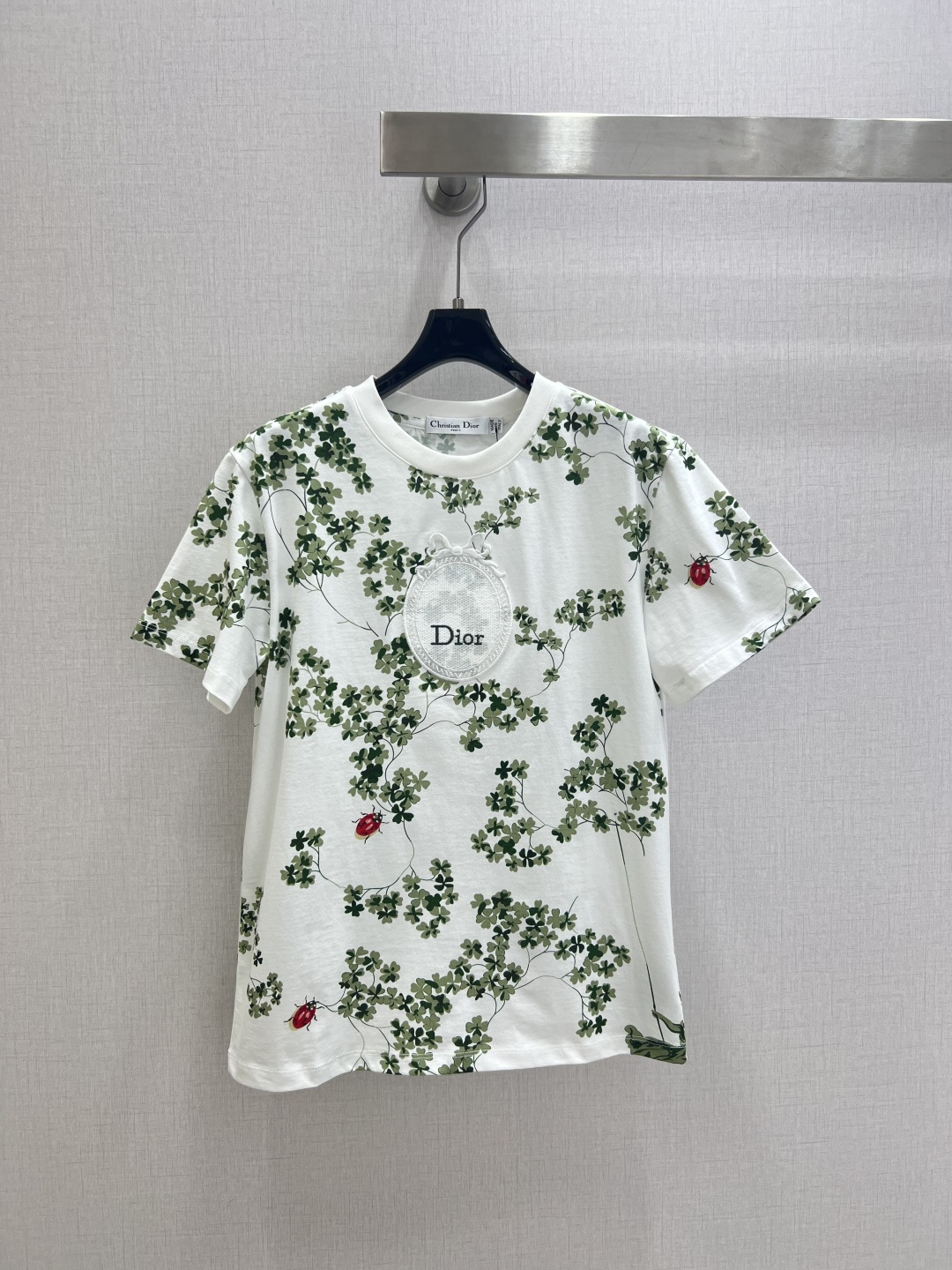 NO:717403,Highly recommended 26 early spring new style floral print round neck short-sleeved T-shirt, white cotton fabric, soft and comfortable, super friendly for daily wear. Green four-leaf clover + red ladybug print, fresh and natural, the Dior logo on the chest is very recognizable. The round neck design is simple and elegant, the short sleeves are suitable for spring and summer, it is great to wear alone or paired with jeans or skirts, and it is easy to create an elegant and casual style. It has both quality and design. One color SML code  High quality ABC,,dior,skirts,jeans,T-shirt,tees,t-shirt,19860909强烈推荐 26早春新款 花卉印花圆领短袖T恤,白色棉质面料,柔软舒适,日常穿着超友好.绿色四叶草+红色瓢虫印花,清新自然,胸前Dior标志超有辨识度圆领设计简约大方,短袖适合春夏,单穿或搭配牛仔裤、半裙都很出彩,轻松打造优雅休闲风.品质与设计感兼具 一个色 SML码 高品质ABC,,dior,skirts,jeans,T-shirt,tees，t-shirt,,Women's clothing
