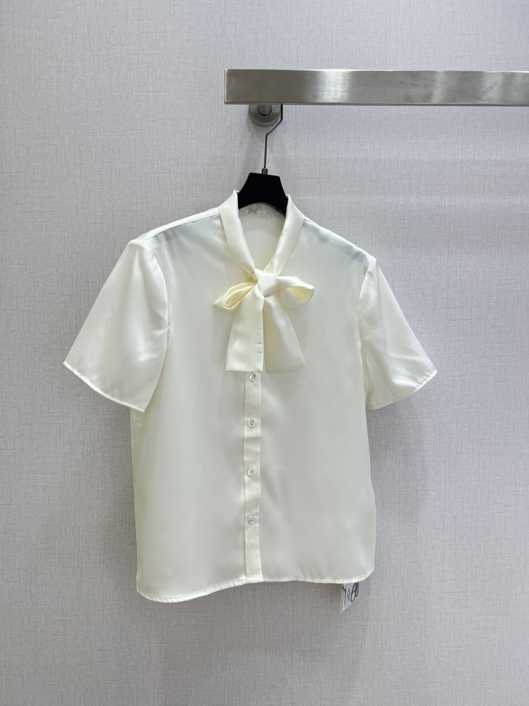 NO:717417,Highly recommended 26 early spring new style, lapel scarf short-sleeved shirt, silk, classic and stylish, can be perfectly controlled in all kinds of styles ~ advanced ready-to-wear style, the details are so beautiful!  Exquisite and everyday, easy to control!  The texture is great!  Age reduction, fashion, casual girlishness, highly recommended!  !  One color SML code high quality ABC, shirts, T-shirt, real silk,19860909强烈推荐 26早春新款 翻领丝巾短袖衬衫 真丝 经典又有型 各种都能完美驾驭～高级成衣做法,细节美到爆！精美又日常,轻松驾驭！质感棒棒哒！减龄 时尚 休闲少女感,强推！！一个色 SML码 高品质ABC,,shirts,T-shirt,real silk,,Women's clothing