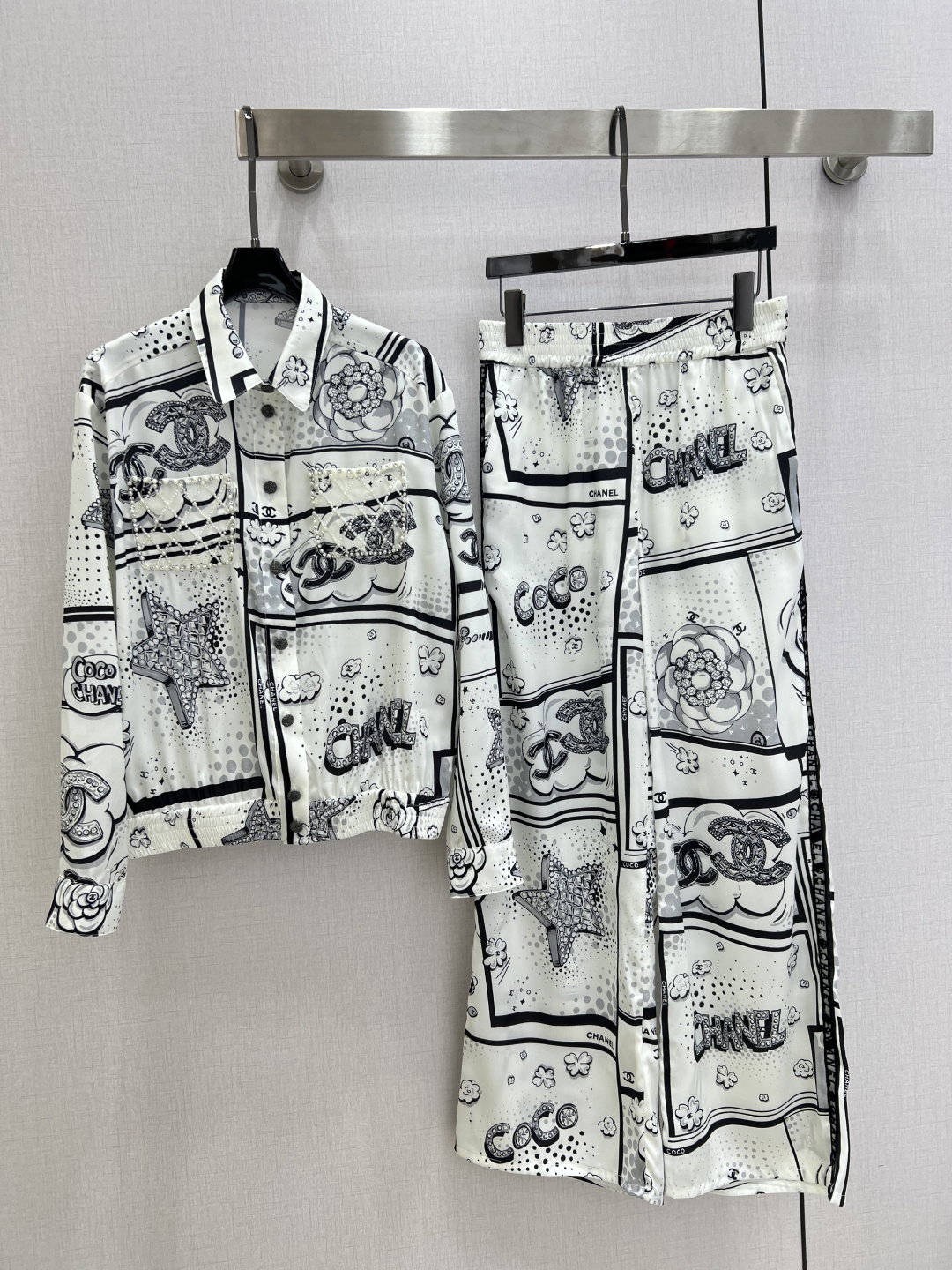 NO:717406,Highly recommended 26 early spring new style, positioning printed long-sleeved shirts, positioning printing straight trousers, separate batches, silky fabrics, retro and fashionable, low-key temperament and luxurious and high-end!  The styles are versatile and not picky, customized technical fabrics, workmanship quality depends on the details. Bai Fumei is a must-have!  One color SML code High quality linings, shirts,19860909强烈推荐 26早春新款 定位印花长袖衬衫定位印花直筒长裤 分开批 丝滑面料 复古时髦 低调气质又奢华高级！版型百搭不挑人,定制科技面料 做工品质看细节.白富美必入！一个色 SML码 高品质衬,,shirts,,Women's clothing