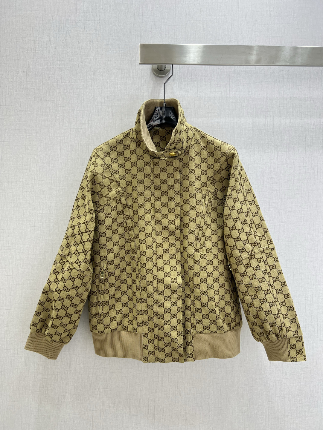 NO:717410,Highly recommended for early spring 26, the stand-up collar presbyopic long-sleeved jacket. I fell in love with the high-end handmade series at first sight. Very high-end imported high-density texture. Full-body jacquard fabric. Look at the details carefully. The upper body is very sassy. Clean and classy. It enhances the temperament~~ It is completely in accordance with the high-end ready-to-wear standards. It is impossible not to love it. Temperament MM must buy it. One color SML code, high quality ABC,, jackets & coats,19860909强烈推荐 26早春新款 立领老花长袖外套 一眼爱上高级手工坊系列款 非常高级的进口高密度质地 满身提花面料 仔细看细节 上身非常飒 干净有品 提气质~~完全按照高定成衣水准 无法不爱 气质MM必入 一个色 SML码 高品质ABC,,jackets & coats,,Women's clothing