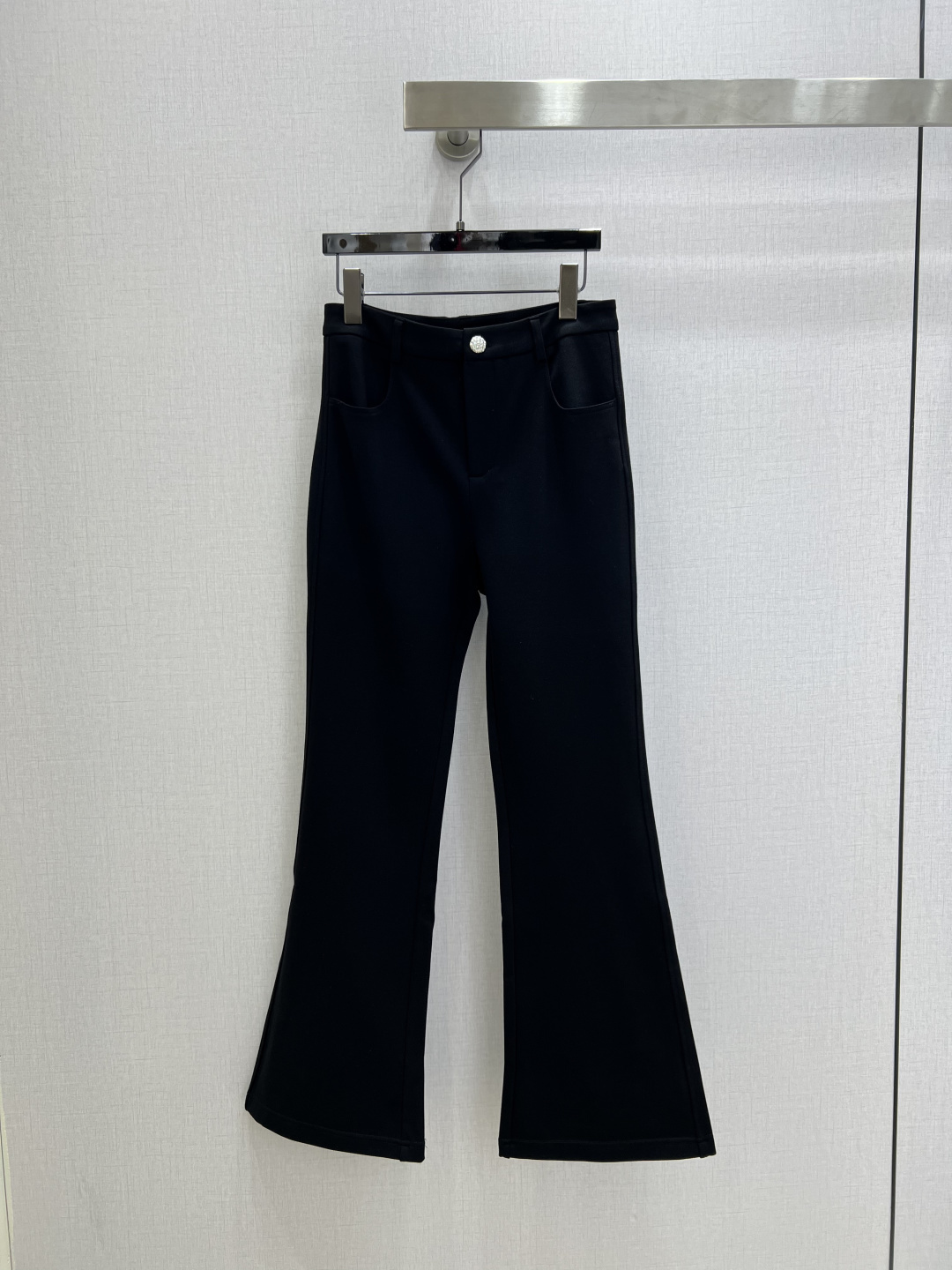 NO:717068,Highly recommended 26 early spring new style. Pocket hardware embellished boot-cut trousers. Fashionable and high-end tone. A must-have item for Bai Fumei. It is a versatile item. The classic boot-cut trousers make the upper body look slimmer!  Embellished with custom hardware!  One color SML code high quality ABC,,19860909强烈推荐 26早春新款 口袋五金点缀微喇长裤 时髦又高级的调调 白富美必入单品百搭神器 经典微喇裤型上身显瘦绝绝子！缀饰定制五金配件！一个色 SML码 高品质ABC,,,Women's clothing