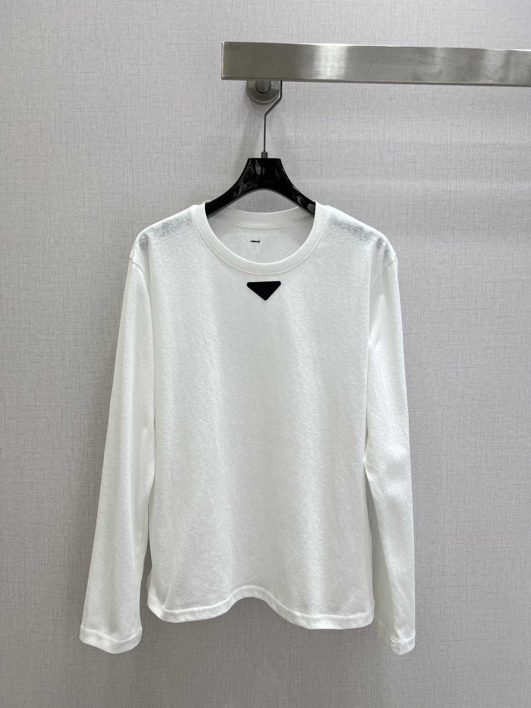 NO:717066,Highly recommended 26 early spring new black triangle brand round neck long-sleeved top, high elasticity, classic age-reducing item!  The pattern doesn’t make your upper body look slimmer!  A perfect item that Bai Fumei must buy. The texture is superb and the workmanship is perfect!  Grab the spot now and get the big orders!  One color SML code high quality ABC,,19860909强烈推荐 26早春新款 黑色三角牌圆领长袖上衣 高弹力 经典减龄单品！版型不挑人上身巨显瘦！白富美必收的完美单品.质感超赞完美做工品质！现货开抢 大单子甩过来！一个色 SML码 高品质ABC,,,Women's clothing