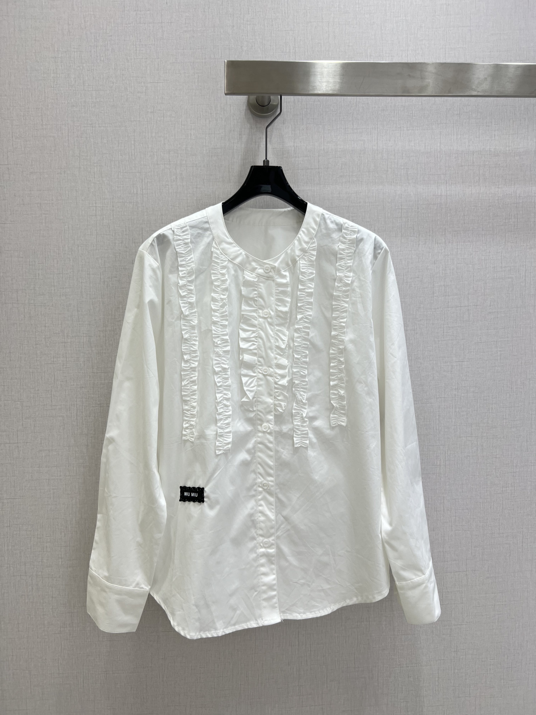 NO:717372,Highly recommended for the early spring of 26. The wavy round neck long-sleeved shirt. The layered ruffle design is super three-dimensional. The tailoring optimizes body proportions. It can be easily used for commuting or formal occasions. The fabric is soft and breathable. It is comfortable to wear and has a sense of luxury. It is a must-have popular item this season. One color SML code. High quality ABC, shirts,19860909强烈推荐 26早春新款 波浪圆领长袖衬衫 层叠荷叶边设计超有立体感 剪裁优化身材比例 通勤或正式场合都能轻松驾驭 面料柔软透气 穿着舒适又有高级感 是本季必入热门单品 一个色 SML码 高品质ABC,,shirts,,Women's clothing