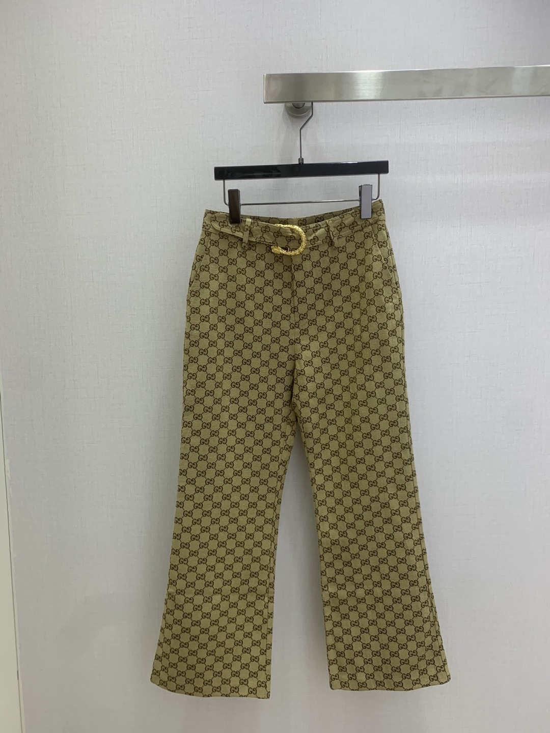 NO:717445,Highly recommended 26 early spring new style Double G jacquard high-waisted wide-leg trousers, classic Double G jacquard, khaki beige color is super recognizable!  High waist + metal belt buckle, retro and fashionable, flared trousers modify the leg shape, full of elegance, easy to control for daily commuting and leisure. Pair with simple tops or items from the same series to easily get a luxurious style!  One color SMLXL code high quality ABC,,19860909强烈推荐 26早春新款 双G提花高腰阔腿长裤 经典双G提花 卡其色米色调超有辨识度！高腰+金属腰带扣 复古又时髦 喇叭裤脚修饰腿型 优雅气质满分 日常通勤、休闲都能轻松驾驭 搭配简约上衣或同系列单品 轻松get奢潮风格！ 一个色 SMLXL码 高品质ABC,,,Women's clothing