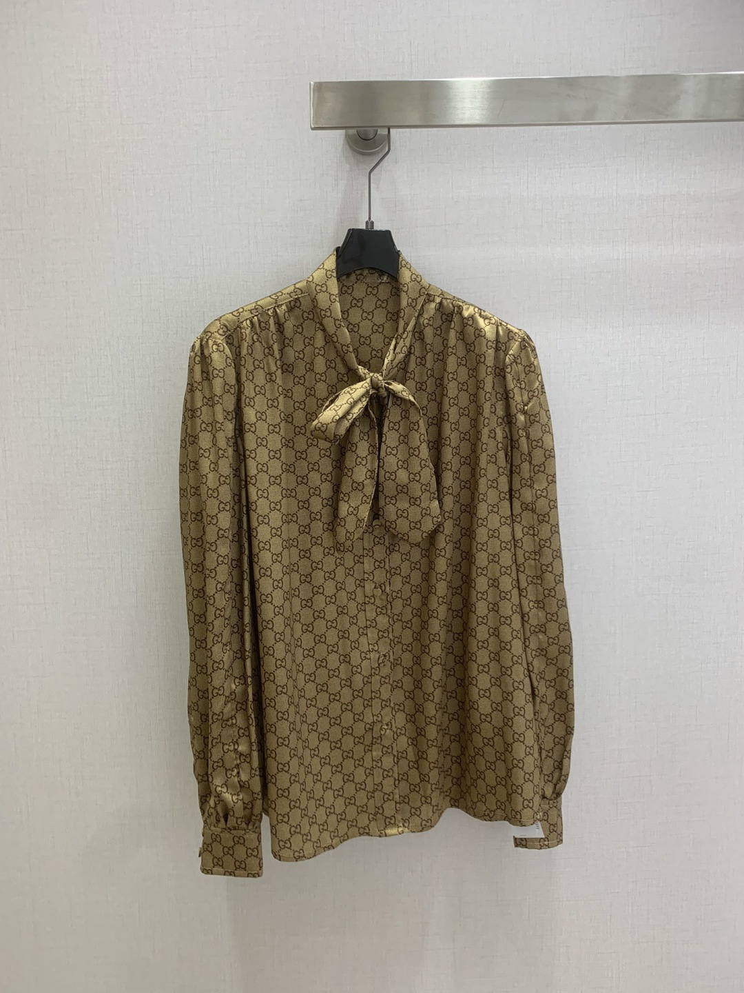 NO:717422,Highly recommended 26 early spring new printed lace-up shirt, super comfortable to wear in summer!  Classic double G presbyopia jacquard + collar ribbon bow, perfect retro elegance, long-sleeved design, can be easily used in commuting and formal occasions, match with skirt or high-waisted pants, Italian retro style is easy to get! One color, SMLXL code, high quality ABC,,skirts,shirts,19860909强烈推荐 26早春新款 印花系带衬衫 夏天穿超舒服！经典双G老花提花+领口飘带蝴蝶结 复古优雅气质满分 长袖设计 通勤、正式场合都能轻松驾驭 搭配半裙或高腰裤 意式复古风轻松get! 一个色 SMLXL码 高品质ABC,,skirts,shirts,,Women's clothing