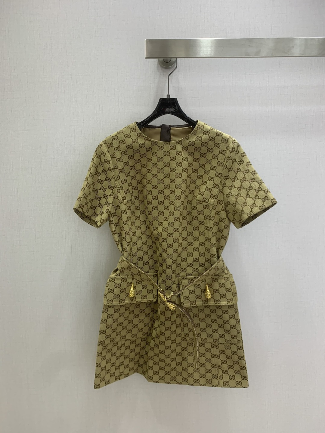 NO:717428,Highly recommended for the early spring of 26. Double G jacquard belt short-sleeved dress. Fall in love with the high-end handmade workshop series at first sight. Very high-end imported high-density texture. Full-body jacquard fabric. Look at the details carefully. The upper body is very sassy. Clean and classy. It enhances the temperament~~ It is completely in accordance with the high-end ready-to-wear standards. It is impossible not to love it. The temperament MM must buy it. One color SMLXL code, high quality ABC, skirts, T-shirt,19860909强烈推荐 26早春新款 双G提花腰带短袖连衣裙 一眼爱上高级手工坊系列款 非常高级的进口高密度质地 满身提花面料 仔细看细节 上身非常飒 干净有品 提气质~~完全按照高定成衣水准 无法不爱 气质MM必入 一个色 SMLXL码 高品质ABC,,skirts,T-shirt,,Women's clothing