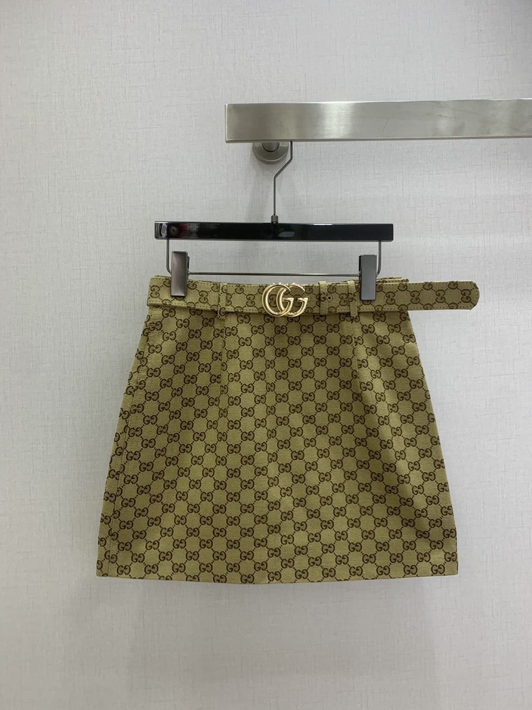 NO:717434,Highly recommended for the early spring of 26. Double G jacquard belt skirt. I fell in love with the high-end handmade workshop series at first sight. Very high-end imported high-density texture. Full-body jacquard fabric. Look at the details carefully. The upper body is very sassy. Clean and classy. It enhances the temperament~~ It is completely in accordance with the level of high-end ready-to-wear. It is impossible not to love it. A must-have for temperament girls. One color, SMLXL code, high-quality ABC,,skirts,19860909强烈推荐 26早春新款 双G提花腰带半裙 一眼爱上高级手工坊系列款 非常高级的进口高密度质地 满身提花面料 仔细看细节 上身非常飒 干净有品 提气质~~完全按照高定成衣水准 无法不爱 气质MM必入 一个色 SMLXL码 高品质ABC,,skirts,,Women's clothing