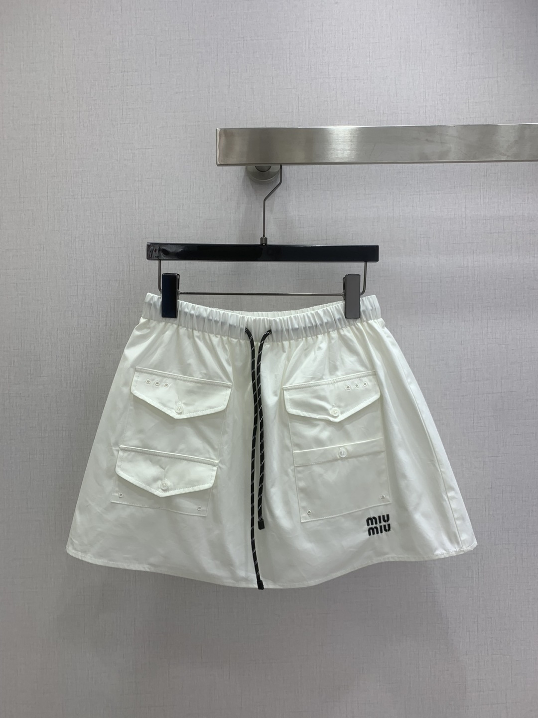 NO:717426,Highly recommended 26 early spring new style, lapel pockets, long-sleeved shirts, drawstring pocket skirts, separate batches, low-key luxury three-dimensional tailoring, streamlined line design, noble and elegant, showing gentle and intellectual temperament. Imported special materials, you will be amazing when you receive it. Customized fabric texture is amazing!  One color SML code high quality, skirts, shirts,19860909强烈推荐 26早春新款 翻领口袋长袖衬衫抽绳口袋半裙 分开批 低调奢华立体剪裁 精简线条感设计 高贵典雅又尽显温柔知性的气质 进口特殊材质 收到手会很惊艳 定制面料质感超赞！一个色 SML码 高品,,skirts,shirts,,Women's clothing