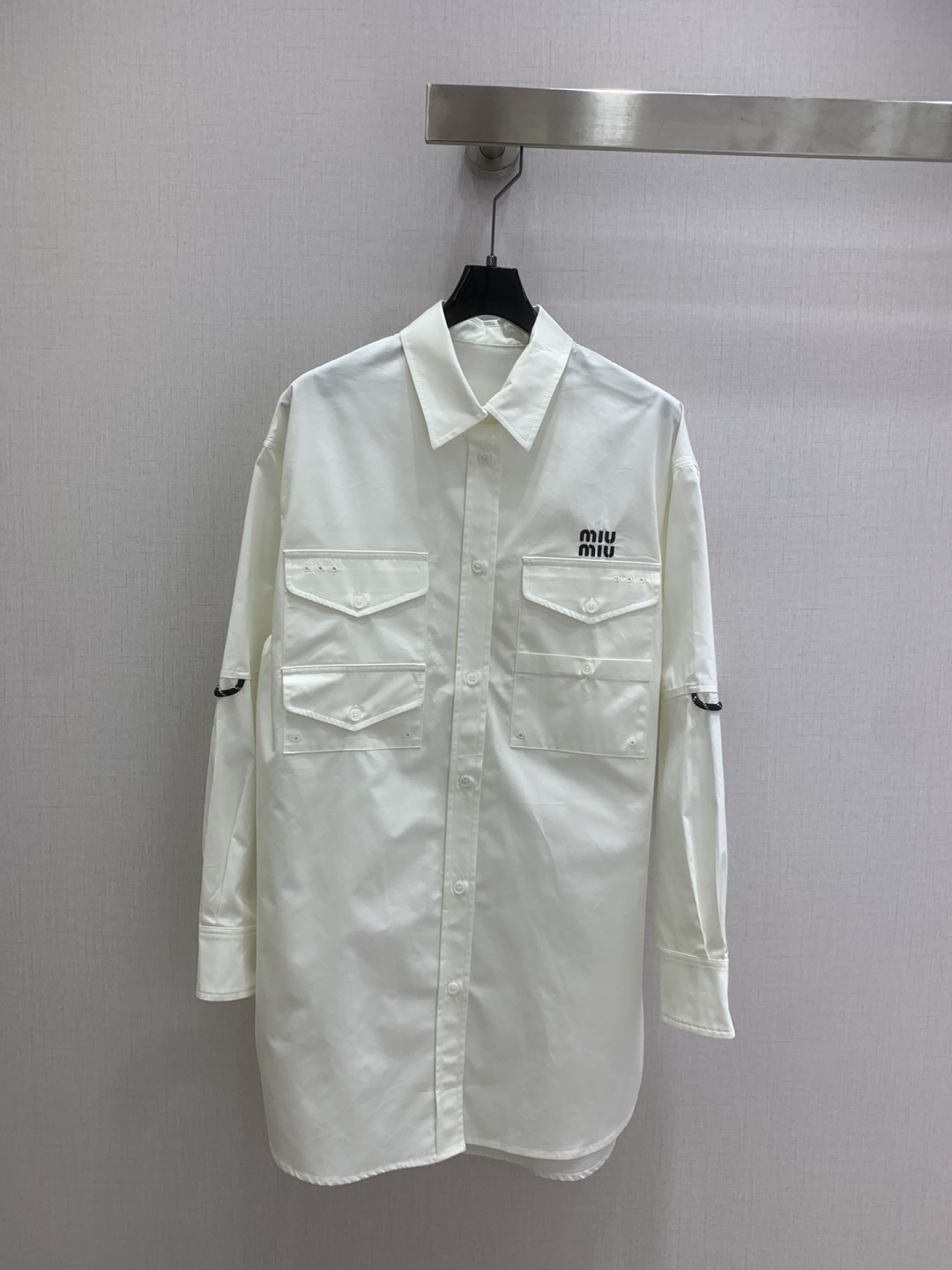 NO:717444,Highly recommended 26 early spring new style lapel pocket shirt dress. Low-key luxury three-dimensional tailoring. Streamlined line design. Noble and elegant yet full of gentle and intellectual temperament. Imported special materials. You will be amazed when you receive it. The texture of the customized fabric is amazing!  Two colors SML code high quality ABC,,skirts,shirts,19860909强烈推荐 26早春新款 翻领口袋衬衫连衣裙 低调奢华立体剪裁 精简线条感设计 高贵典雅又尽显温柔知性的气质 进口特殊材质 收到手会很惊艳 定制面料质感超赞！两个色 SML码 高品质ABC,,skirts,shirts,,Women's clothing