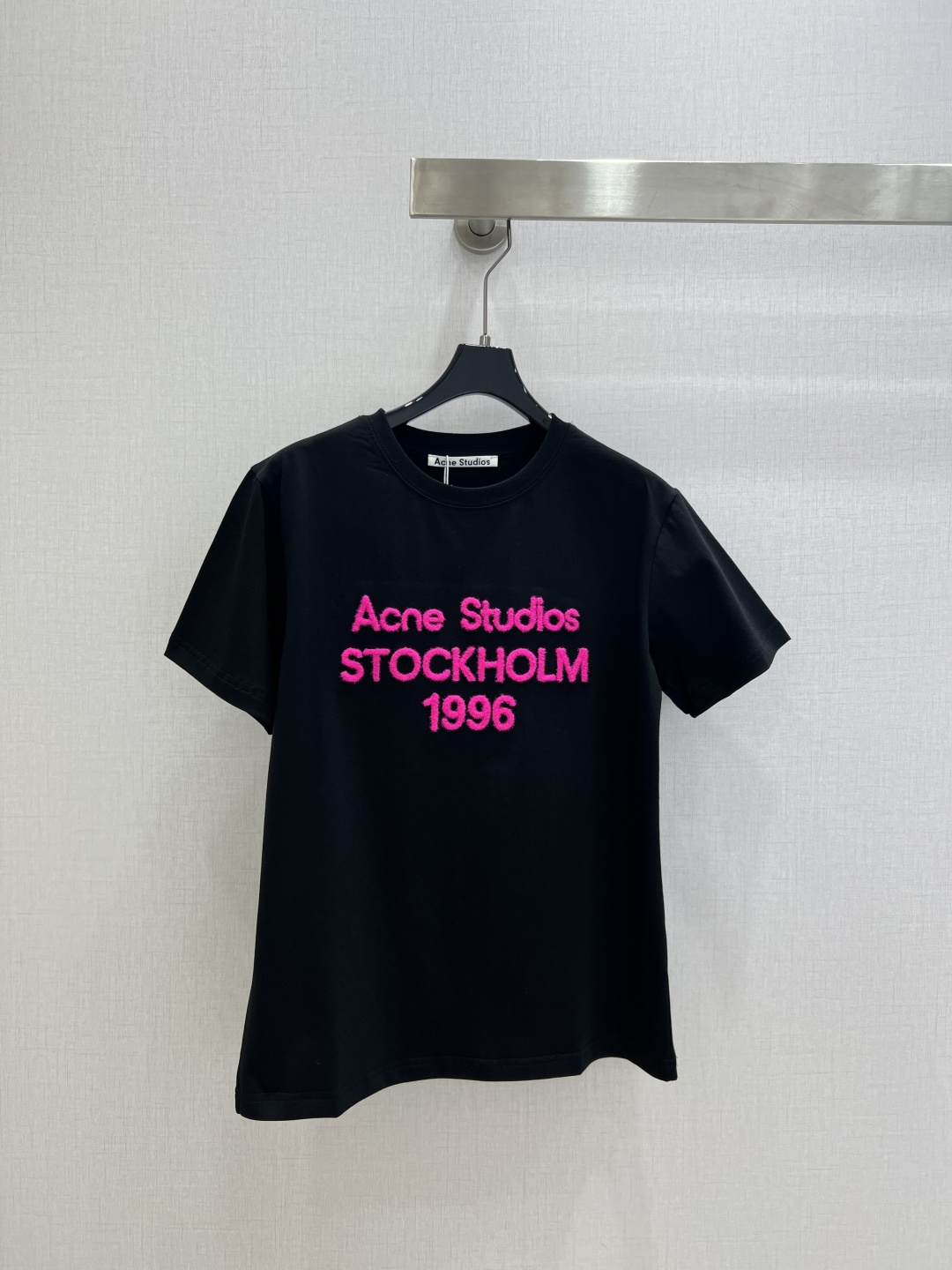 NO:729741,Highly recommended 26 early spring new style short-sleeved T-shirt with flocked letters, white cotton material, rose red flocked letters on the front, soft touch, three-dimensional simple design + classic logo, super versatile for daily wear, great to wear alone or layered!  New Year limited edition, full of collection value, fashion lovers must buy two colors SMLXL code, high quality ABC, T-shirt, tees, t-shirt,19860909强烈推荐 26早春新款 植绒字母短袖T恤,白色纯棉材质,正面玫红植绒字母,触感柔软有立体感简约设计+经典Logo,日常穿搭超百搭,单穿或叠穿都很出彩！新春限定,收藏价值满满,时尚爱好者必入两个色 SMLXL码 高品质ABC,,T-shirt,tees，t-shirt,,Women's clothing