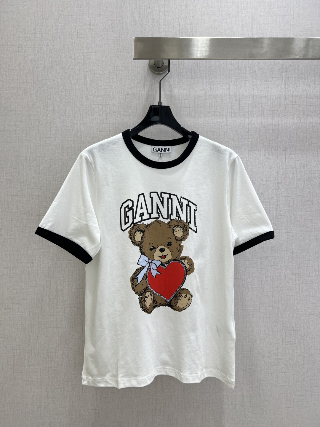 NO:729695,Highly recommended for early spring 26. Bear love printed short-sleeved T-shirt, white main color + black contrasting cuffs, super cute cartoon bear hugging a red heart on the chest, embellished with brand letters, fun and playful cotton fabric, soft and comfortable, suitable for daily wear or travel. Pair with shorts, jeans, skirts, easy to get a sweet casual style, a must-have item for spring and summer!  One color SML code high quality ABC,,skirts,shorts,jeans,T-shirt,tees,t-shirt,19860909强烈推荐 26早春新款 小熊爱心印花短袖T恤,白色主色+黑色撞色袖口,胸前卡通小熊抱红心超可爱,品牌字母点缀,趣味又俏皮棉质面料柔软舒适,日常穿搭或出游都很适合.搭配短裤、牛仔裤、半裙,轻松get甜美休闲风,春夏必备单品！一个色 SML码 高品质ABC,,skirts,shorts,jeans,T-shirt,tees，t-shirt,,Women's clothing