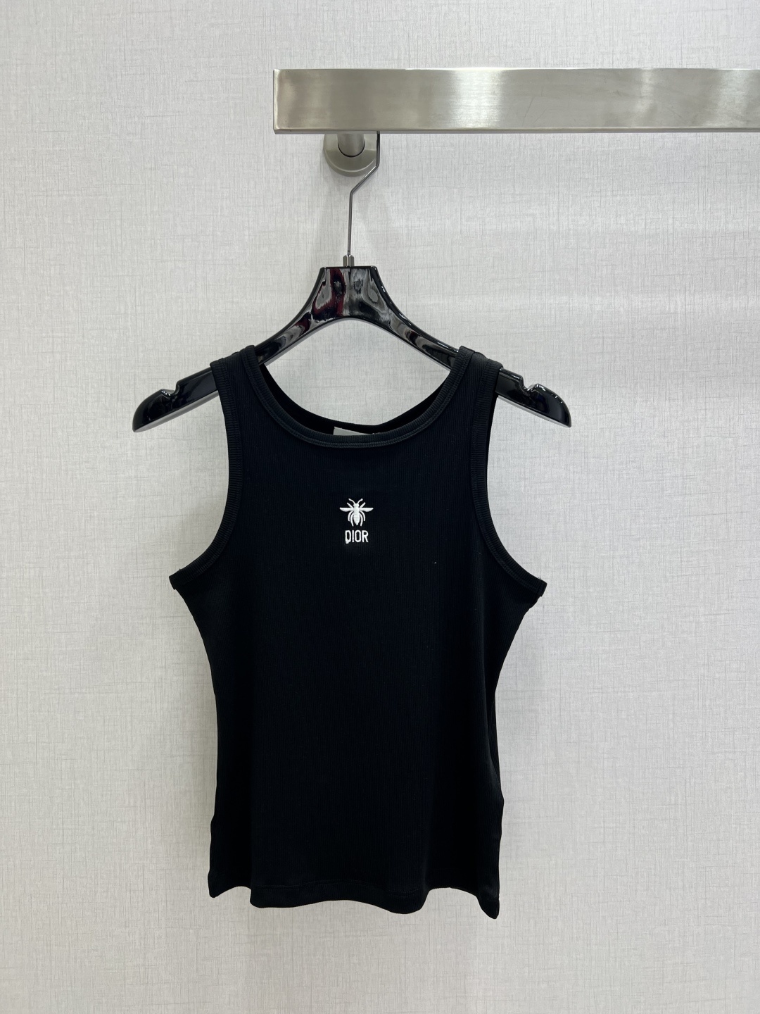 NO:729712,Highly recommended 26 early spring new bee embroidered sleeveless vest top. Made of soft cotton fabric, breathable and comfortable, perfect for summer!  The bee embroidery on the chest + the word 'DIOR', the sleeveless round neck design full of brand feeling, simple and versatile, can be worn alone or layered with it. It can be easily matched with high-waisted pants and skirts, and can be switched between casual or commuting style at will~ It is very easy to match, and it is a practical item that is a must-have in the wardrobe!  Four colors SML code high quality AB, dior, skirts,19860909强烈推荐 26早春新款 蜜蜂刺绣无袖背心上衣 柔软棉质面料,透气舒适,夏天穿超合适！胸前蜜蜂刺绣+“DIOR”字样,品牌感满满无袖圆领设计,简约百搭,单穿or内搭都OK,轻松搭配高腰裤、半身裙,休闲or通勤风随心切换～超好搭,衣橱必备实用单品！四个色 SML码 高品质AB,,dior,skirts,,Women's clothing