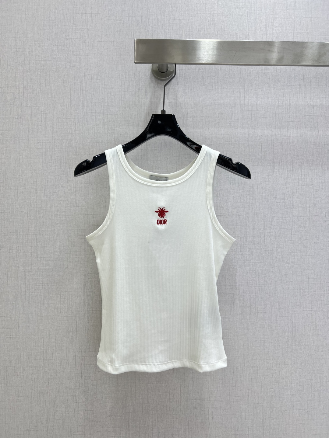 NO:729719,Highly recommended 26 early spring new bee embroidered sleeveless vest top. Made of soft cotton fabric, breathable and comfortable, perfect for summer!  The bee embroidery on the chest + the word 'DIOR', the sleeveless round neck design full of brand feeling, simple and versatile, can be worn alone or layered with it. It can be easily matched with high-waisted pants and skirts, and can be switched between casual or commuting style at will~ It is very easy to match, and it is a practical item that is a must-have in the wardrobe!  Four colors SML code high quality ABC, dior, skirts,19860909强烈推荐 26早春新款 蜜蜂刺绣无袖背心上衣 柔软棉质面料,透气舒适,夏天穿超合适！胸前蜜蜂刺绣+“DIOR”字样,品牌感满满无袖圆领设计,简约百搭,单穿or内搭都OK,轻松搭配高腰裤、半身裙,休闲or通勤风随心切换～超好搭,衣橱必备实用单品！四个色 SML码 高品质ABC,,dior,skirts,,Women's clothing