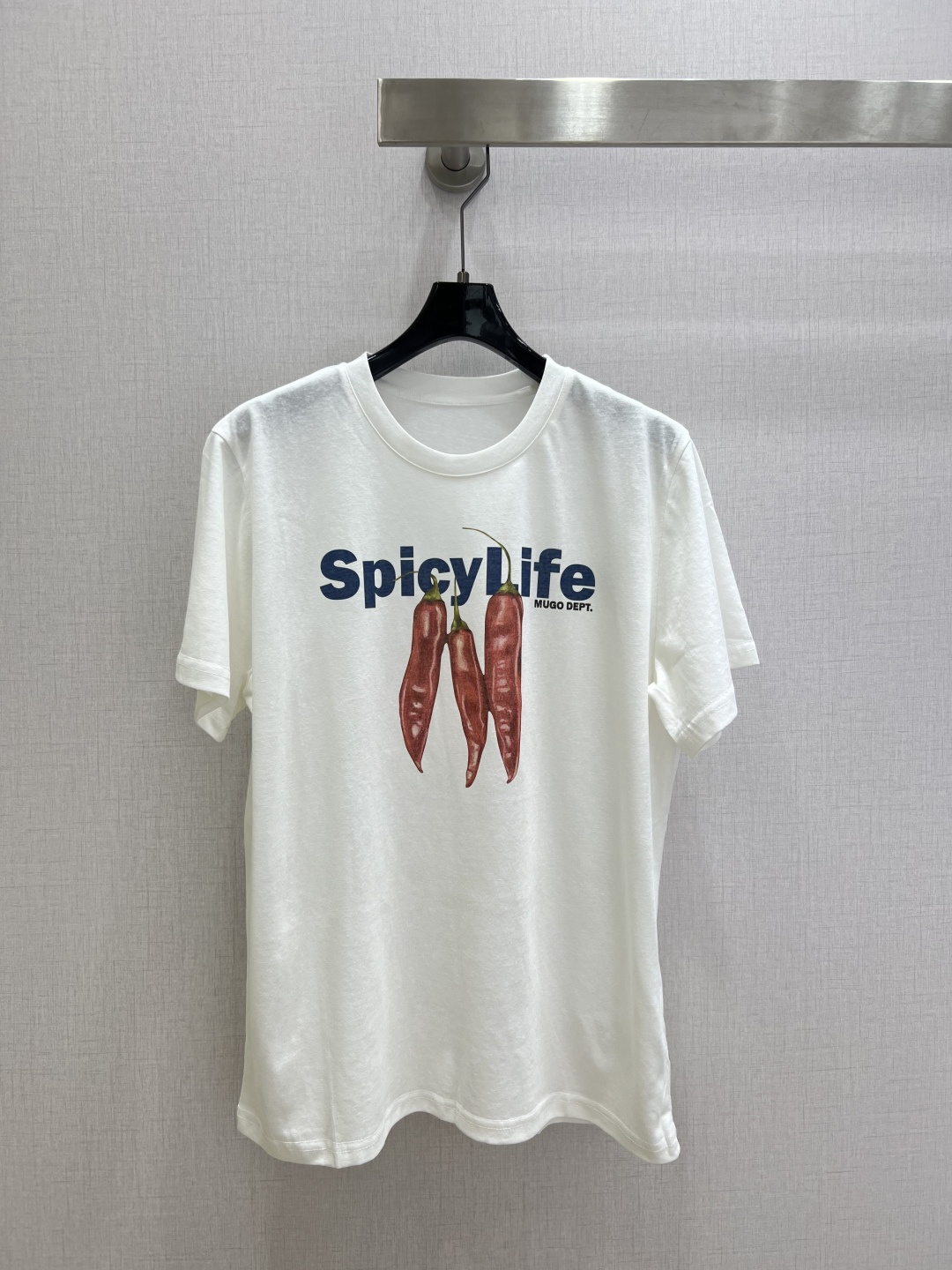 NO:729710,Highly recommended 26 early spring new short-sleeved T-shirt with letter printing, 'Spicy Life' slogan on the front + three red pepper prints, fun and eye-catching!  Loose oversize version, comfortable and breathable, very suitable for summer ~ round neck design is simple and versatile, can be easily worn with jeans and short skirts, casual street style, get Korean ins style, great for daily outings and photos, easy to create personalized outfits. One color SML code, high quality AB, versace, skirts, jeans, T-shirt, tees, t-shirt,19860909强烈推荐 26早春新款 字母印花短袖T恤,正面“Spicy Life”标语+三根红辣椒印花,趣味又吸睛！宽松Oversize版型,舒适透气,夏天穿超合适～圆领设计简约百搭,牛仔裤、短裙都能轻松驾驭,休闲街头风get韩系ins风,日常出街、拍照都很出片,轻松打造个性穿搭 一个色 SML码 高品质AB,,versace,skirts,jeans,T-shirt,tees，t-shirt,,Women's clothing