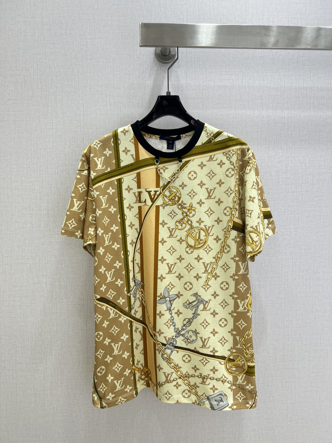 NO:729733,Highly recommended 26 early spring new positioning printed chain short-sleeved T-shirt, classic presbyopia pattern + chain elements, full of luxury!  The cotton fabric is soft and comfortable, super friendly for daily wear ~ loose fit + black round neck, casual and fashionable, rich printing details, intertwined chains and presbyopia, highly recognizable, looks great with jeans or casual pants, easily creates high-end street style. One color SML code, high quality ABC, jeans, T-shirt, tees, t-shirt,19860909强烈推荐 26早春新款 定位印花链条短袖T恤,经典老花图案+链条元素,奢华感满满！棉质面料柔软舒适,日常穿着超友好～宽松版型+黑色圆领,休闲又时髦印花细节丰富,链条和老花交织,辨识度超高,随便搭配牛仔裤或休闲裤都很出彩,轻松打造高端街头风 一个色 SML码 高品质ABC,,jeans,T-shirt,tees，t-shirt,,Women's clothing