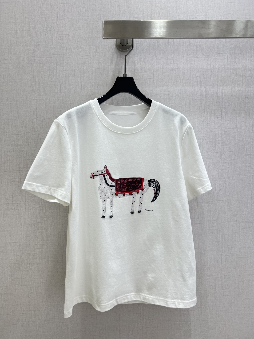NO:729703,Highly recommended 26 early spring new white horse pattern short-sleeved T-shirt, made of pure cotton fabric, skin-friendly and breathable, super comfortable for daily wear!  The front is a hand-painted pony pattern, paired with a red saddle, which is full of fun and artistic feeling. The loose version accommodates a variety of body types. It is OK to wear with jeans or casual pants, and you can easily get a simple style!  One color SML code high quality ABC,,jeans,T-shirt,tees,t-shirt,19860909强烈推荐 26早春新款 白马图案短袖T恤,采用纯棉面料,亲肤透气,日常穿着超舒适！正面是手绘风格小马图案,搭配红色马鞍,趣味又艺术感满满.宽松版型,包容多种身材,随便搭牛仔裤或休闲裤都很OK,轻松get简约风穿搭！一个色 SML码 高品质ABC,,jeans,T-shirt,tees，t-shirt,,Women's clothing