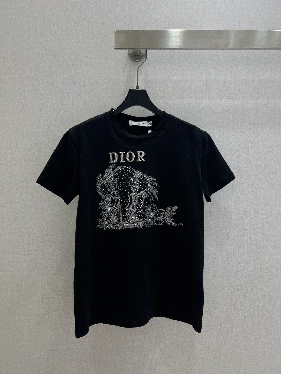 NO:729672,Highly recommended 26 early spring new style elephant letter pattern short-sleeved T-shirt, made of pure cotton, soft and comfortable, perfect for summer!  Golden elephant embroidery + floral elements on the front, exquisite details, full brand sense, round neck design, simple and versatile, can be easily used in daily casual or light luxury occasions. It looks great with jeans or casual pants!  Two colors SML code high quality ABC,,jeans,T-shirt,tees,t-shirt,19860909强烈推荐 26早春新款 大象字母图案短袖T恤,采用纯棉材质,柔软舒适,夏天穿超合适！正面金色大象刺绣+花卉元素,细节精致,品牌感满满圆领设计简约百搭,日常休闲或轻奢场合都能轻松驾驭.搭配牛仔裤或休闲裤都很出彩哦！两个色 SML码 高品质ABC,,jeans,T-shirt,tees，t-shirt,,Women's clothing