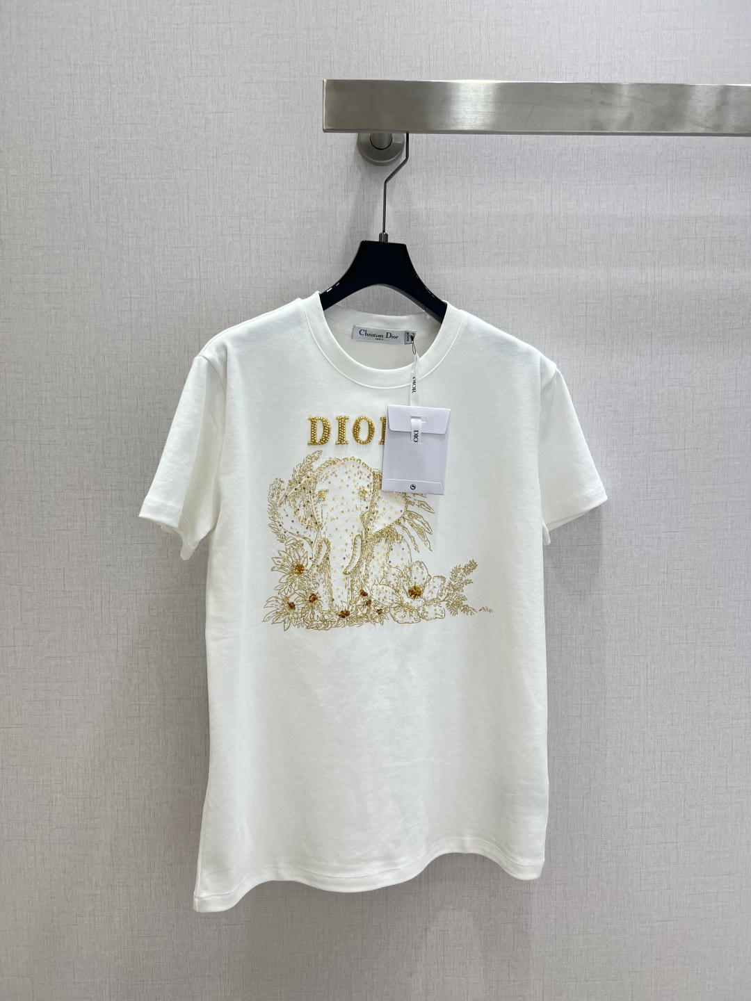 NO:729688,Highly recommended 26 early spring new style elephant letter pattern short-sleeved T-shirt, made of pure cotton, soft and comfortable, perfect for summer!  Golden elephant embroidery + floral elements on the front, exquisite details, full brand sense, round neck design, simple and versatile, can be easily used in daily casual or light luxury occasions. It looks great with jeans or casual pants!  Two colors SML code high quality ABC,,jeans,T-shirt,tees,t-shirt,19860909强烈推荐 26早春新款 大象字母图案短袖T恤,采用纯棉材质,柔软舒适,夏天穿超合适！正面金色大象刺绣+花卉元素,细节精致,品牌感满满圆领设计简约百搭,日常休闲或轻奢场合都能轻松驾驭.搭配牛仔裤或休闲裤都很出彩哦！两个色 SML码 高品质ABC,,jeans,T-shirt,tees，t-shirt,,Women's clothing