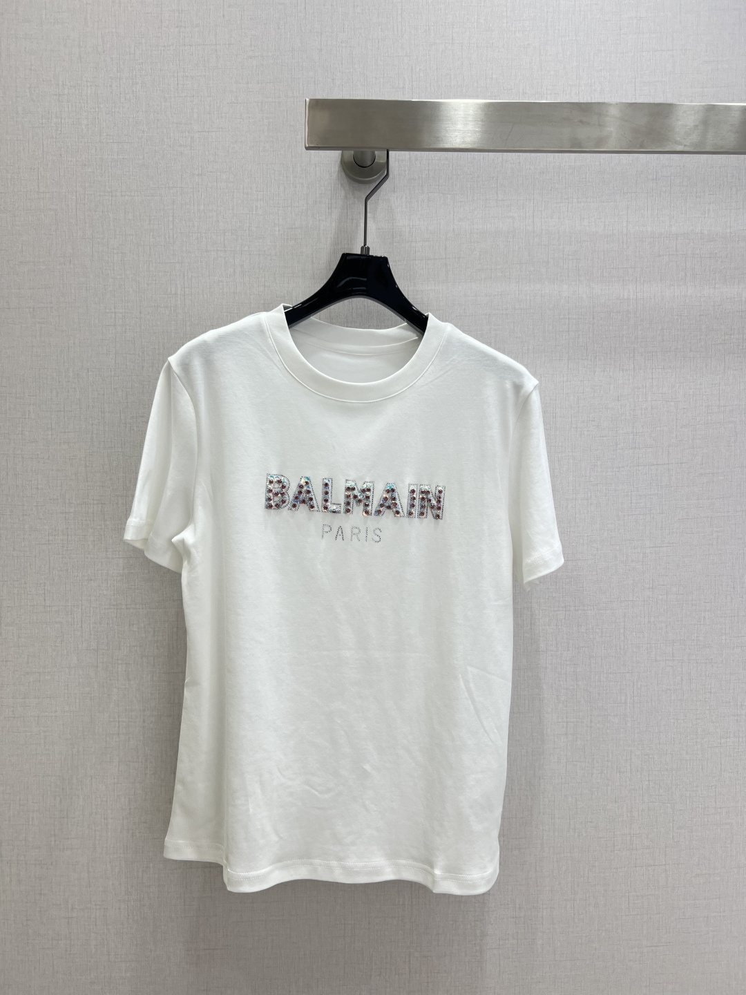 NO:729757,Highly recommended 26 early spring new style sequined short-sleeved T-shirt. The sequined letters 'BALMAIN PARIS' on the chest are super eye-catching. It is full of luxury and high-quality cotton. It is comfortable and breathable to wear. It is suitable for daily outings or parties. Simple design + sequined details, easy to match with jeans or skirts, and directly enhance your sense of fashion!  Two colors SML code high quality ABC,,balmain,skirts,jeans,T-shirt,tees,t-shirt,19860909强烈推荐 26早春新款 字母亮片短袖T恤,胸前“BALMAIN PARIS”亮片字母超吸睛,奢华感满满高品质棉料,穿着舒适透气,日常出街或聚会都很适合.简约设计+亮片细节,轻松搭配牛仔裤或裙装,时尚感直接拉满！两个色 SML码 高品质ABC,,balmain,skirts,jeans,T-shirt,tees，t-shirt,,Women's clothing