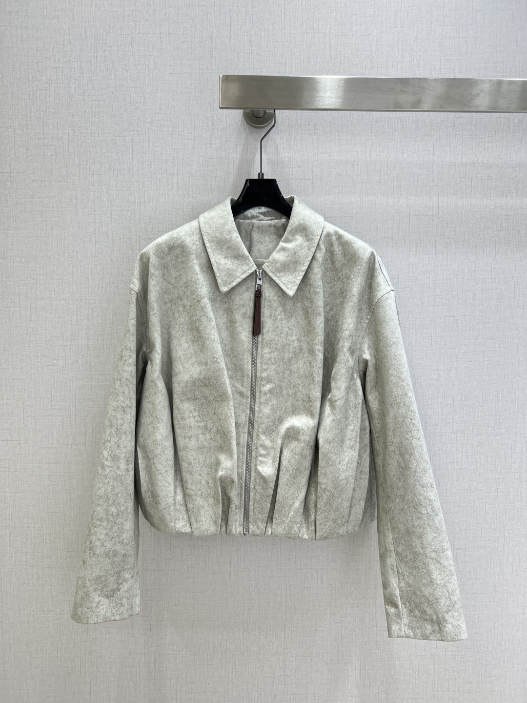 NO:731424,Highly recommended for the early spring of 26. Lapel zipper elastic jacket and leather brand pleated straight trousers. Batch separately. Classic and stylish. Comes with aura. The texture of the fabric is very nice. Fashionable and high-end. The color is super positive. The upper body looks white and slim. It has a cool and handsome series. The upper body is full of aura when walking. The length is just right. Easy to control. One color SMLXL code. High quality outerwear, jackets & coats.19860909强烈推荐 26早春新款 翻领拉链松紧外套皮牌压褶直筒长裤 分开批 经典又有型 自带气场 面料质感很奈斯 时髦又高级 颜色超级正 上身显白又显瘦 自带酷帅感的系列 走路都带风上身气场全开 长度恰到好处 轻松驾驭 一个色 SMLXL码 高品质外,,jackets & coats,,Women's clothing