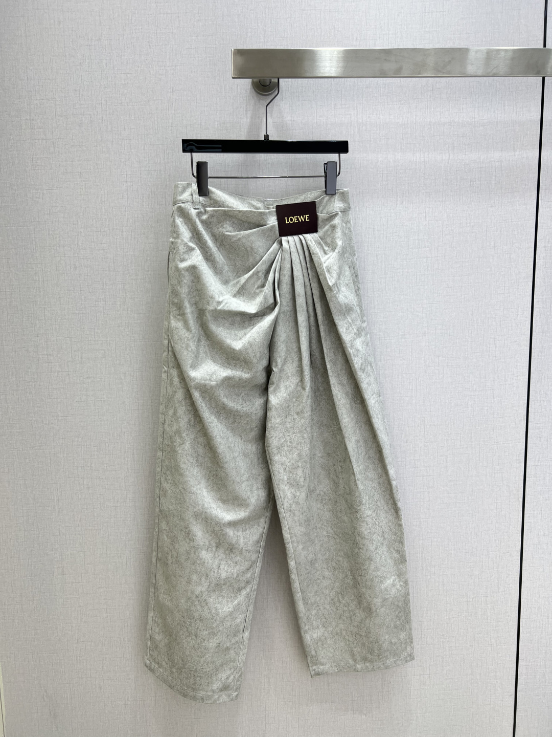 NO:731412,Highly recommended for the early spring of 26. Lapel zipper elastic jacket and leather brand pleated straight trousers. Batch separately. Classic and stylish. Comes with its own aura. The texture of the fabric is very nice. Fashionable and high-end. The color is super positive. The upper body looks white and slim. It has a cool and handsome series. The upper body is full of aura when walking. The length is just right. Easy to control. One color SMLXL code. High quality, jackets & coats,19860909强烈推荐 26早春新款 翻领拉链松紧外套皮牌压褶直筒长裤 分开批 经典又有型 自带气场 面料质感很奈斯 时髦又高级 颜色超级正 上身显白又显瘦 自带酷帅感的系列 走路都带风上身气场全开 长度恰到好处 轻松驾驭 一个色 SMLXL码 高品,,jackets & coats,,Women's clothing