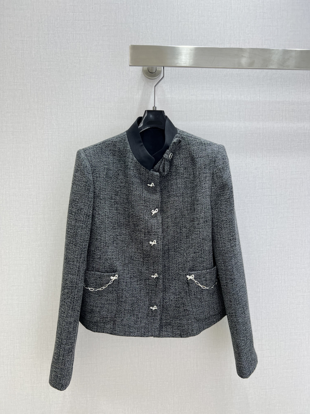 NO:731432,Highly recommended 26 early spring new style bow pocket chain jacket jacket with British style and classic design. The upper body is exquisite and capable, and it can be matched with ease!  The customized imported fabrics are crisp and stylish, with a full sense of high-end. Full of texture and fashionable, it is recommended to buy!  The quality of workmanship depends on the details. One color, SMLXL code, high quality ABC, jackets & coats,19860909强烈推荐 26早春新款 蝴蝶结口袋链条外套 外套 英伦风气质 经典款设计 上身精致又干练得体,搭配起来随心应手！定制的进口面料挺括有型 满满的高级感.质感十足,时尚潮流 ,推荐入手！ 做工品质看细节 一个色 SMLXL码 高品质ABC,,jackets & coats,,Women's clothing