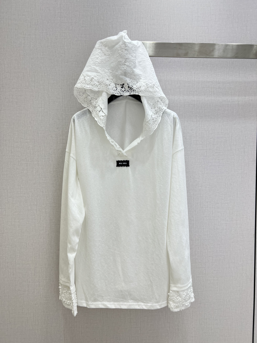 NO:730800,Highly recommended for the early spring of 26, the new water-soluble cut flower hooded long-sleeved top is low-key at first glance and amazing at a closer look. It is super good-looking and a beautiful fairy. It remains elegant and stable and can hold up to various occasions. It is comfortable and easy to wear. Very versatile. One color SML code. High quality ABC,,hats,19860909强烈推荐 26早春新款 水溶剪花连帽长袖上衣 一眼低调 细看惊艳的一款 超好看 唯美仙女 保持优雅稳重能hold住各种场合 舒适好穿 非常百搭 一个色 SML码 高品质ABC,,hats,,Women's clothing