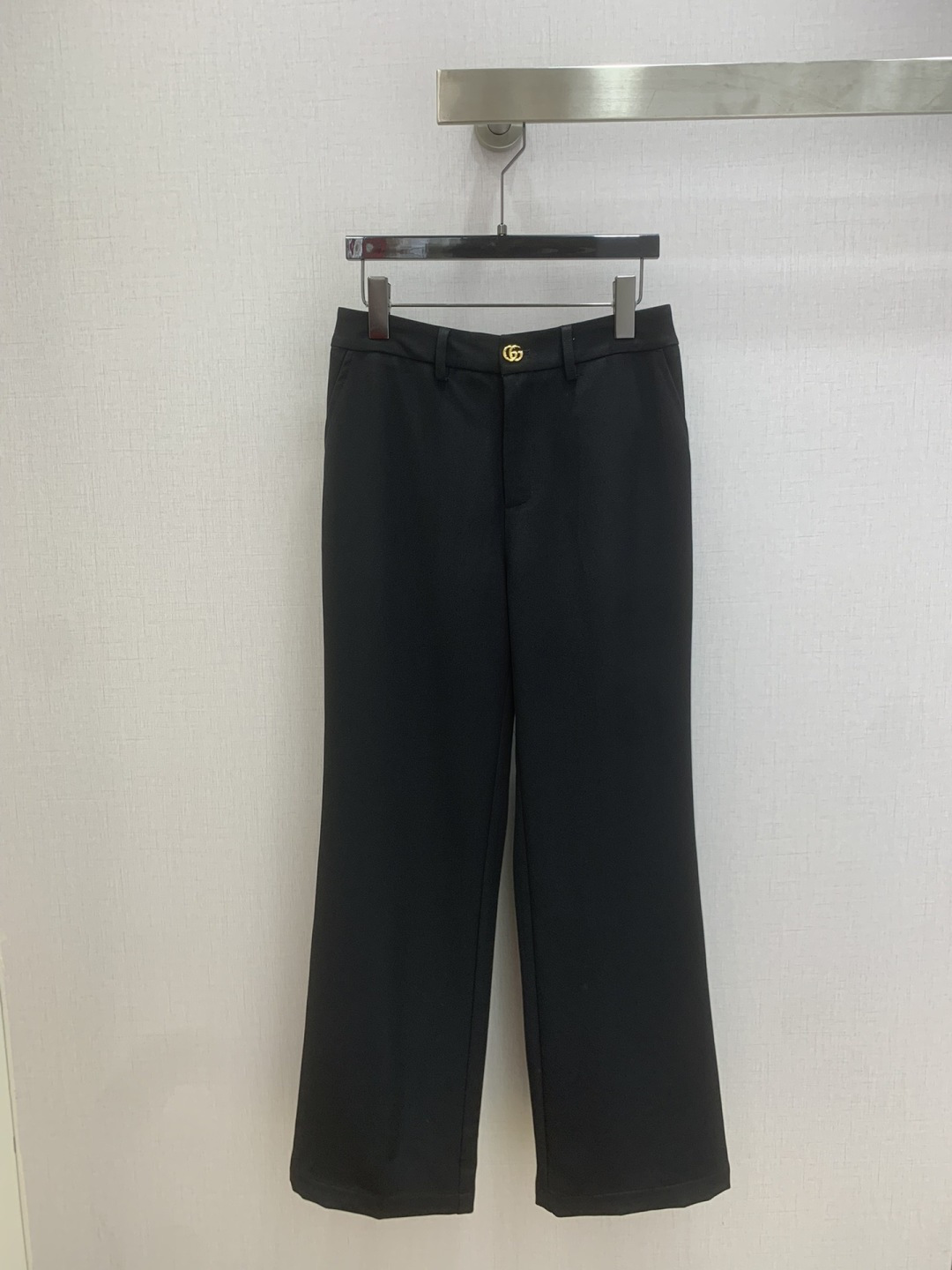 NO:731374,Highly recommended for the early spring of 26. Hardware straight trousers. Simple and elegant trousers. Very high-end imported texture. Pay close attention to the details. The color is super correct and the upper body is very cool. Clean and classy. It enhances the temperament~~ It completely complies with the level of high-end ready-to-wear. I can't help but love it. A must-have for temperament girls. Two colors, SML code, high quality ABC,,19860909强烈推荐 26早春新款 五金西直筒长裤 简洁大气的西裤 非常高级的进口质地 仔细看细节 颜色超正上身非常飒爽 干净有品 提气质~~完全按照高定成衣水准 无法不爱 气质MM必入 两个色 SML码 高品质ABC,,,Women's clothing