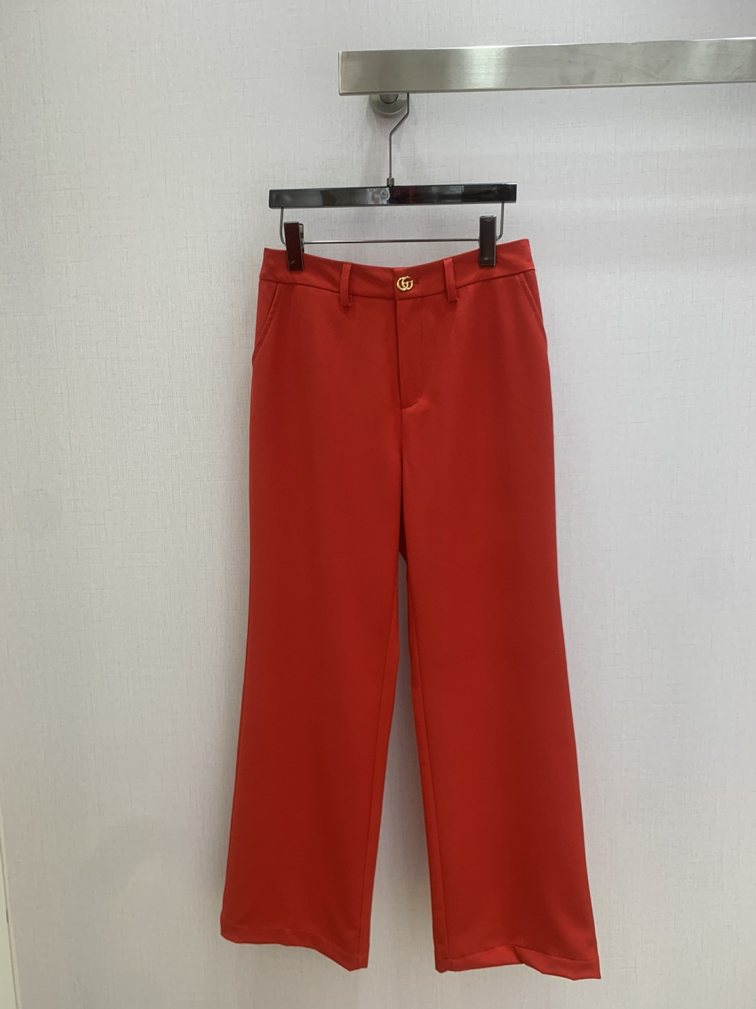 NO:731384,Highly recommended for the early spring of 26. Hardware straight trousers. Simple and elegant trousers. Very high-end imported texture. Pay close attention to the details. The color is super correct and the upper body is very cool. Clean and classy. It enhances the temperament~~ It completely complies with the level of high-end ready-to-wear. I can't help but love it. A must-have for temperament girls. Two colors, SML code, high quality ABC,,19860909强烈推荐 26早春新款 五金西直筒长裤 简洁大气的西裤 非常高级的进口质地 仔细看细节 颜色超正上身非常飒爽 干净有品 提气质~~完全按照高定成衣水准 无法不爱 气质MM必入 两个色 SML码 高品质ABC,,,Women's clothing