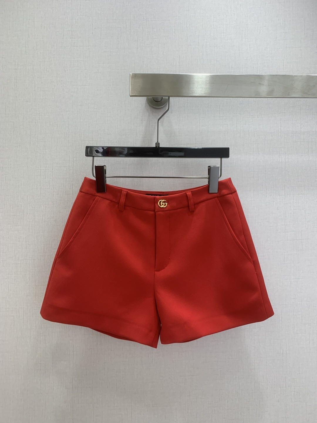 NO:731396,Highly recommended 26 early spring new style hardware pocket shorts. Simple and elegant shorts. Very high-end imported texture. Pay close attention to the details. The color is super correct and the upper body is very cool. Clean and classy. It enhances the temperament~~ It is completely in accordance with the level of high-end ready-to-wear. It is impossible not to love it. A must-have for temperament girls. Two colors SML code. High-quality ABC,,shorts,19860909强烈推荐 26早春新款 五金口袋短裤 简洁大气的短裤 非常高级的进口质地 仔细看细节 颜色超正上身非常飒爽 干净有品 提气质~~完全按照高定成衣水准 无法不爱 气质MM必入 两个色 SML码 高品质ABC,,shorts,,Women's clothing