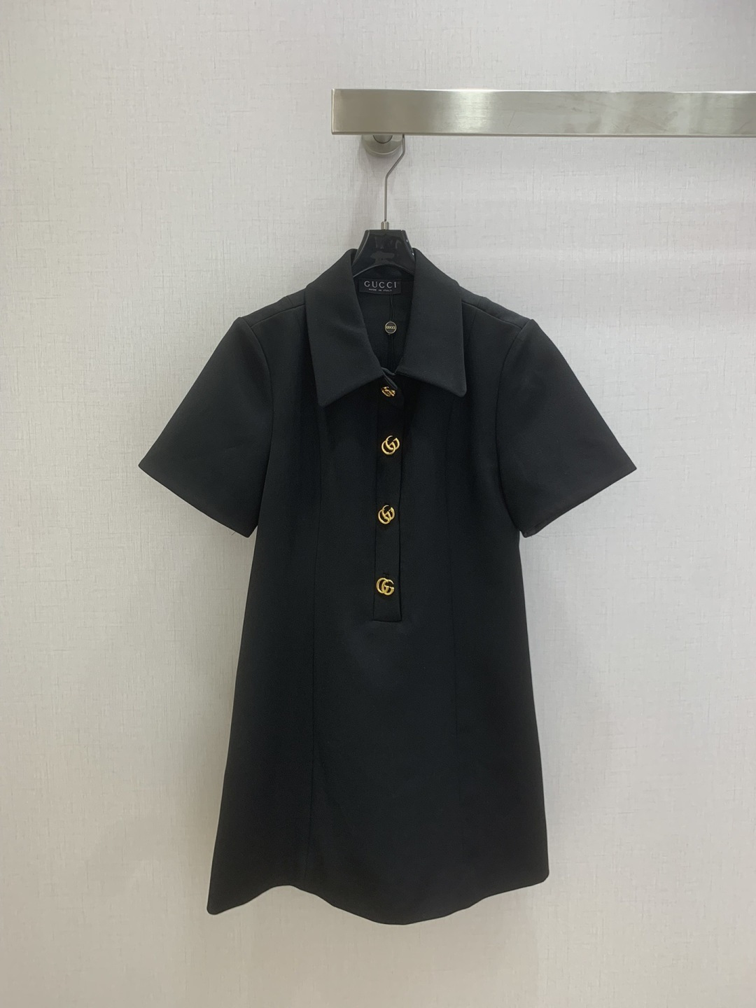 NO:731402,Highly recommended for the early spring of 26. Lapel hardware short-sleeved dress. Classic style. I fell in love with it at first sight. The pattern design can modify the neck line very well, and the upper body temperament is immediately improved. Customized buttons. The pattern is very beautiful on the upper body. The color is super white. Two colors SML code. High quality ABC, skirts, T-shirt,19860909强烈推荐 26早春新款 翻领五金短袖连衣裙 经典造型 一眼就爱上了,版型设计能很好的修饰颈部线条,上身气质立马提升,定制纽扣,版型上身巨好看,颜色超显白 两个色 SML码 高品质ABC,,skirts,T-shirt,,Women's clothing