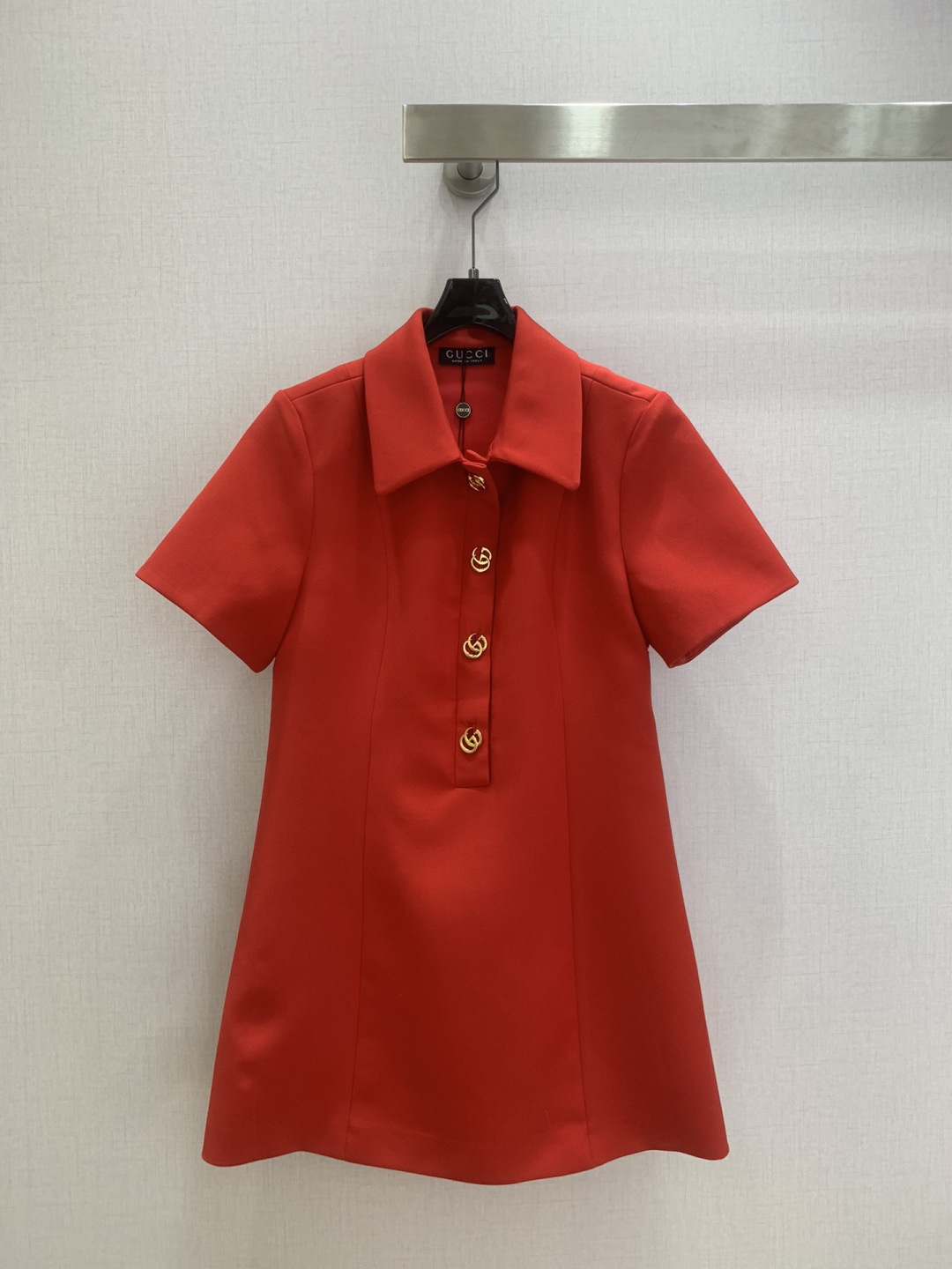 NO:731414,Highly recommended for the early spring of 26. Lapel hardware short-sleeved dress. Classic style. I fell in love with it at first sight. The pattern design can modify the neck line very well, and the upper body temperament is immediately improved. Customized buttons. The pattern is very beautiful on the upper body. The color is super white. Two colors SML code. High quality ABC, skirts, T-shirt,19860909强烈推荐 26早春新款 翻领五金短袖连衣裙 经典造型 一眼就爱上了,版型设计能很好的修饰颈部线条,上身气质立马提升,定制纽扣,版型上身巨好看,颜色超显白 两个色 SML码 高品质ABC,,skirts,T-shirt,,Women's clothing