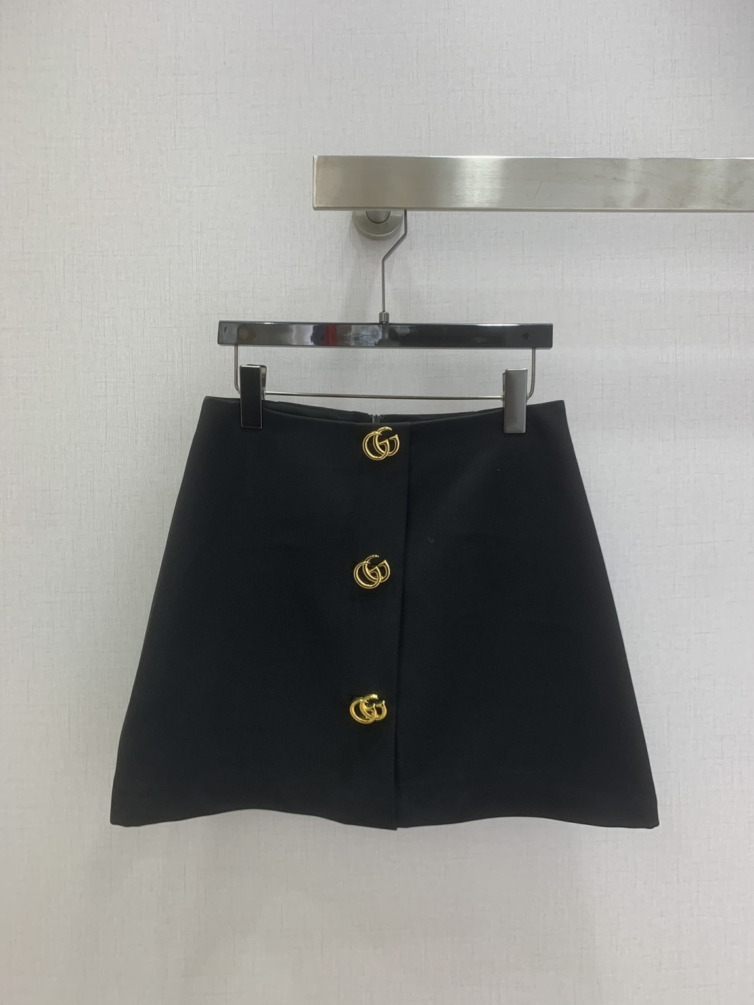 NO:731426,Highly recommended for the early spring of 26. Lapel hardware long-sleeved jacket hardware minimalist skirt. Separate batches. Classic style. Fall in love at first sight. The pattern design can modify the neck line very well. The upper body temperament is immediately improved. Customized buttons. The pattern is very beautiful on the upper body. The color is super white. Two colors SML code. High quality, skirts, jackets & coats,19860909强烈推荐 26早春新款 翻领五金长袖外套五金极简半裙 分开批 经典造型 一眼就爱上了,版型设计能很好的修饰颈部线条,上身气质立马提升,定制纽扣,版型上身巨好看,颜色超显白 两个色 SML码 高品质,,skirts,jackets & coats,,Women's clothing