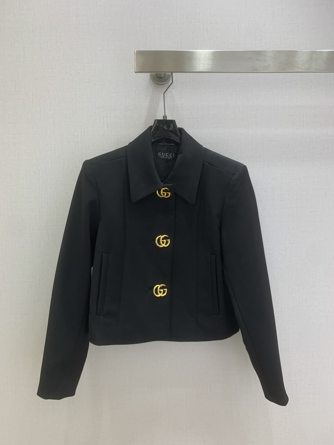 NO:731376,Highly recommended for the early spring of 26. Lapel hardware long-sleeved jacket hardware minimalist skirt. Separate batches. Classic style. Fall in love at first sight. The pattern design can modify the neck line very well. The upper body temperament is immediately improved. Customized buttons. The pattern is very beautiful on the upper body. The color is super white. Two colors SML code. High quality jackets, skirts, jackets & coats,19860909强烈推荐 26早春新款 翻领五金长袖外套五金极简半裙 分开批 经典造型 一眼就爱上了,版型设计能很好的修饰颈部线条,上身气质立马提升,定制纽扣,版型上身巨好看,颜色超显白 两个色 SML码 高品质外套,,skirts,jackets & coats,,Women's clothing