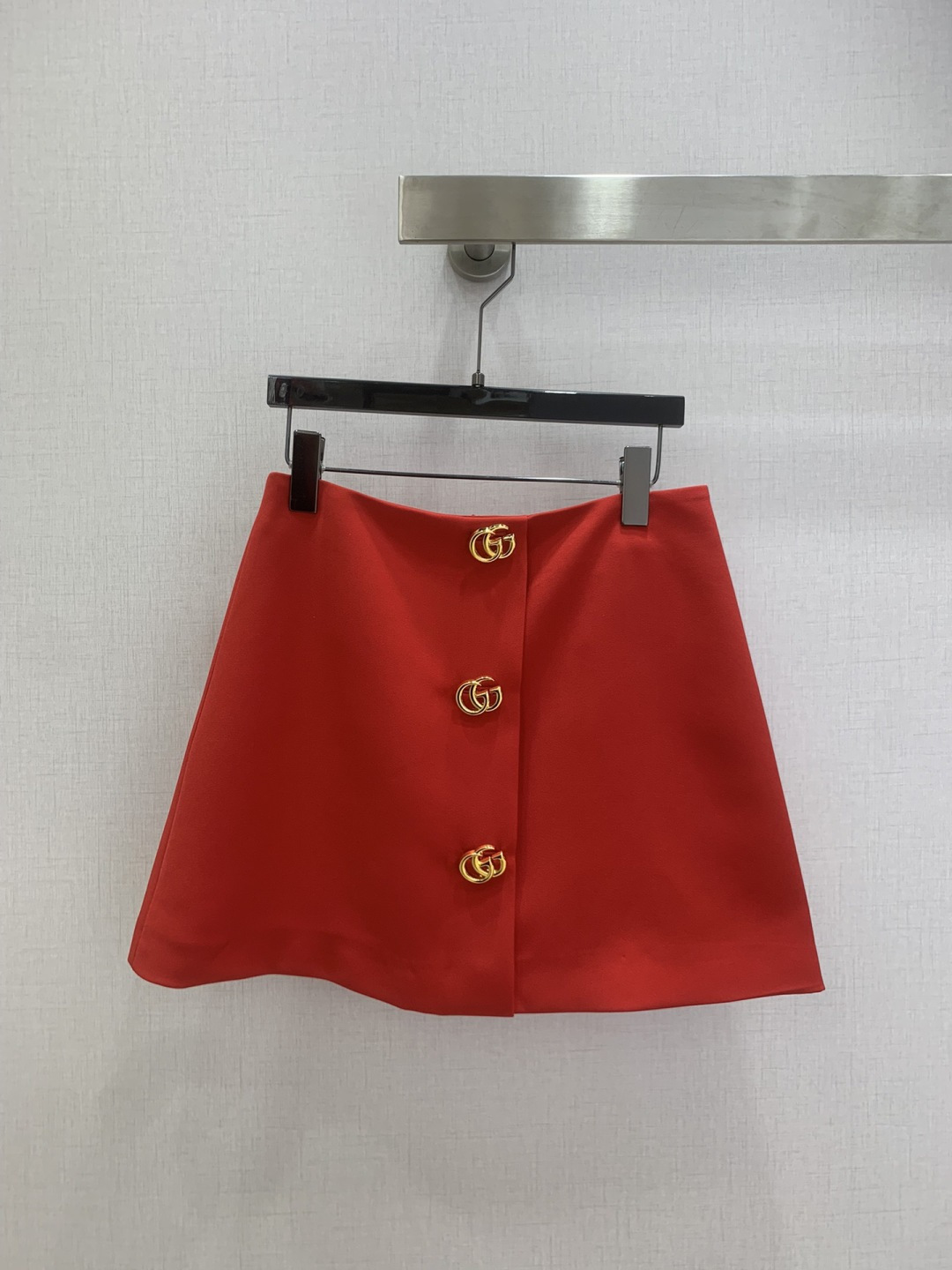 NO:731380,Highly recommended for the early spring of 26. Lapel hardware long-sleeved jacket hardware minimalist skirt. Separate batches. Classic style. Fall in love at first sight. The pattern design can modify the neck line very well. The upper body temperament is immediately improved. Customized buttons. The pattern is very beautiful on the upper body. The color is super white. Two colors. SML code. High quality, skirts, jackets & coats,19860909强烈推荐 26早春新款 翻领五金长袖外套五金极简半裙 分开批 经典造型 一眼就爱上了,版型设计能很好的修饰颈部线条,上身气质立马提升,定制纽扣,版型上身巨好看,颜色超显白 两个色 SML码 高品,,skirts,jackets & coats,,Women's clothing